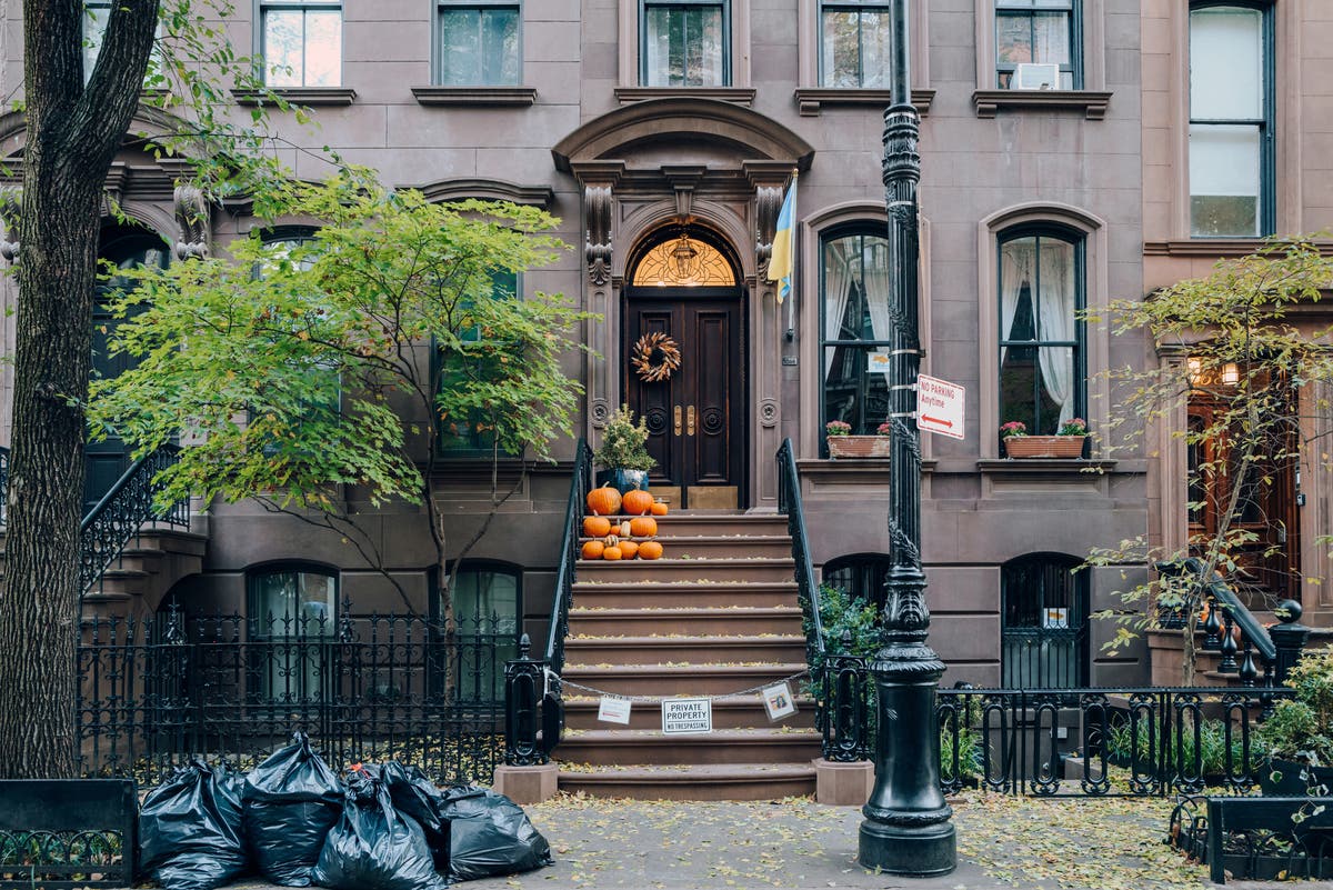 Carrie Bradshaw’s Sex and the City apartment to be blocked by gate after intrusive fan behavior