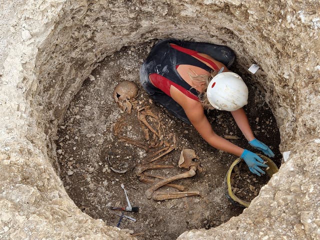 <p>Excavación de un enterramiento durotrigio de finales de la Edad de Hierro en Winterborne Kingston, Dorset, Inglaterra</p>