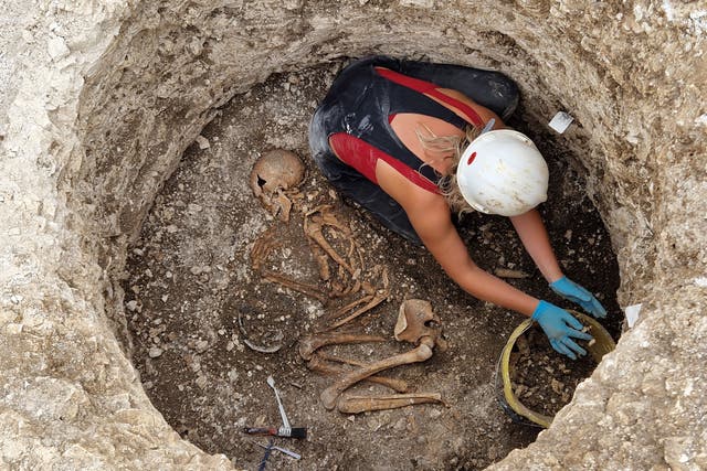 <p>Excavación de un enterramiento durotrigio de finales de la Edad de Hierro en Winterborne Kingston, Dorset, Inglaterra</p>