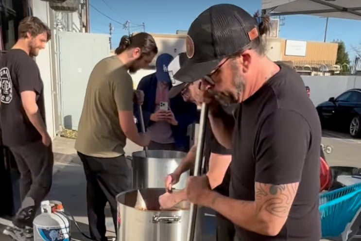 Dave Grohl preparing chili with Feed The Streets LA on January 14, 2025