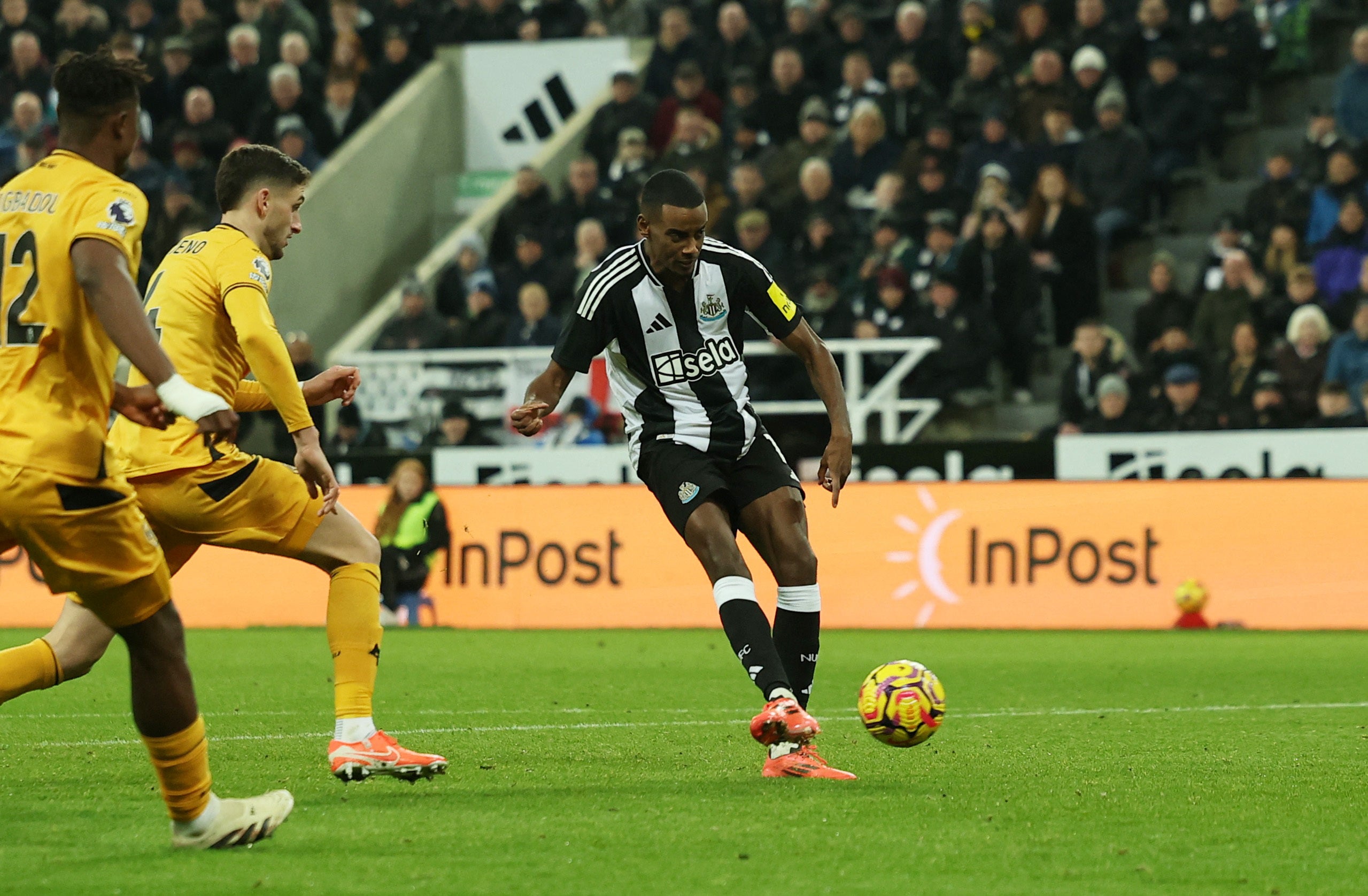 Alexander Isak grabbed two goals for in-form Newcastle