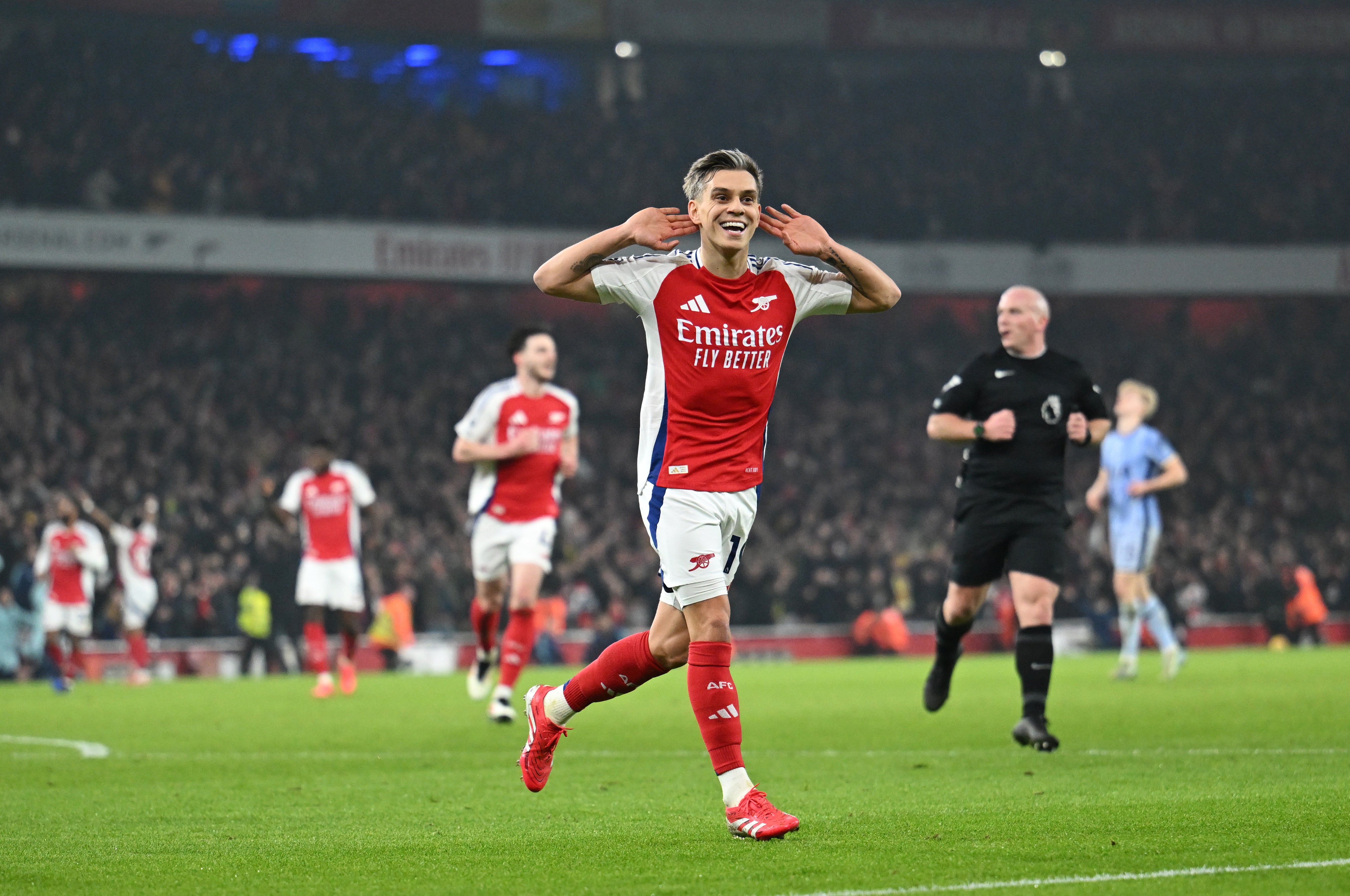 Leandro Trossard melakukan selebrasi usai mencetak gol kedua Arsenal ke gawang Tottenham pada tengah pekan