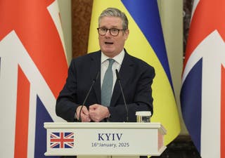 Keir Starmer berbicara pada konferensi pers bersama dengan Zelensky