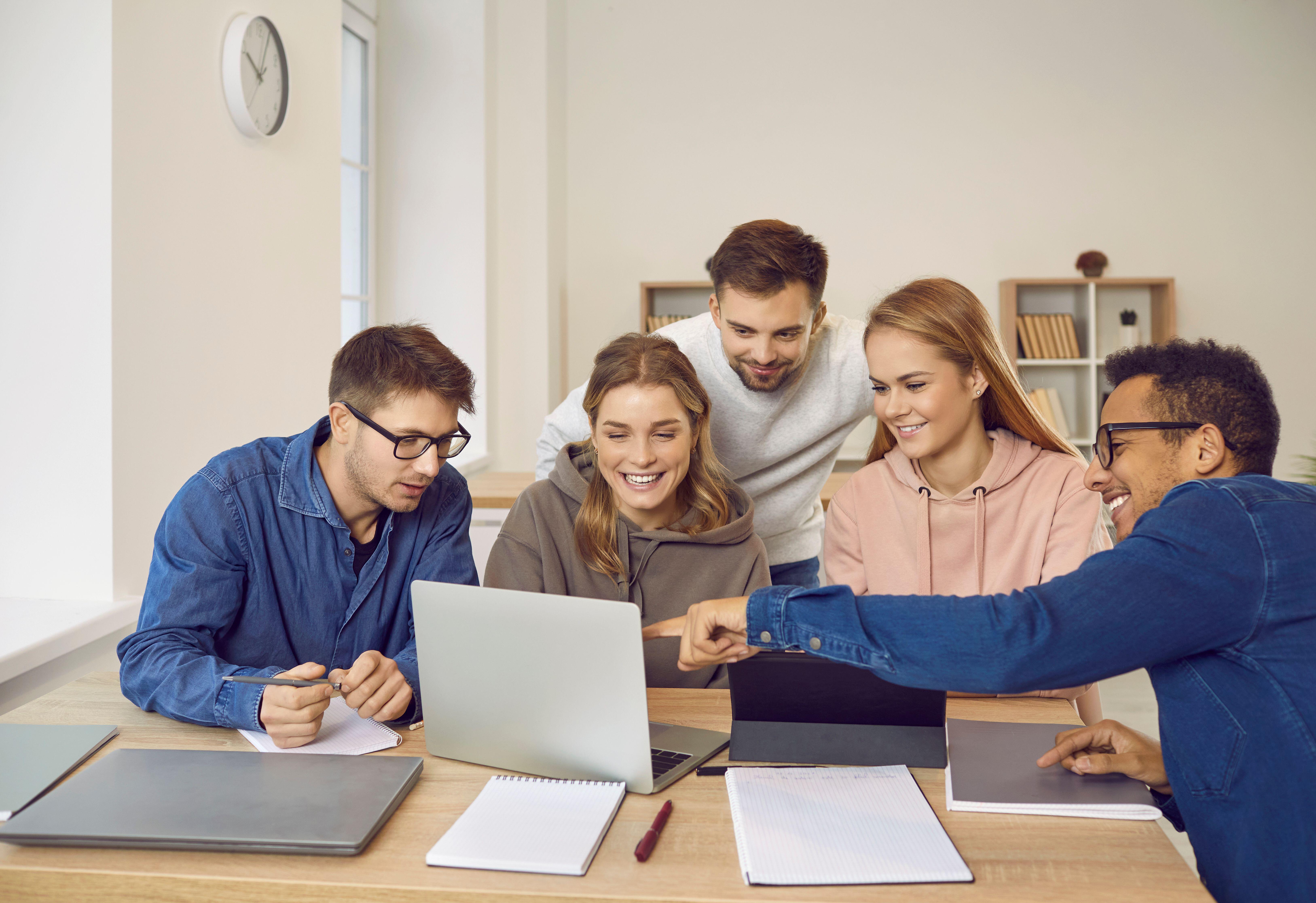 <p>Estudiantes universitarios trabajando en computadoras  (Alamy/PA)</p>