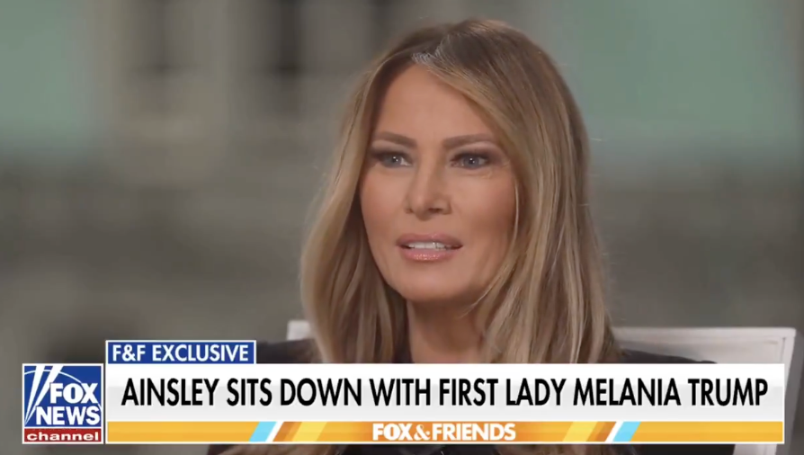 O apresentador da Fox News, Ainsley Earhardt, perguntou a Melania como o processo de transição foi diferente desta vez