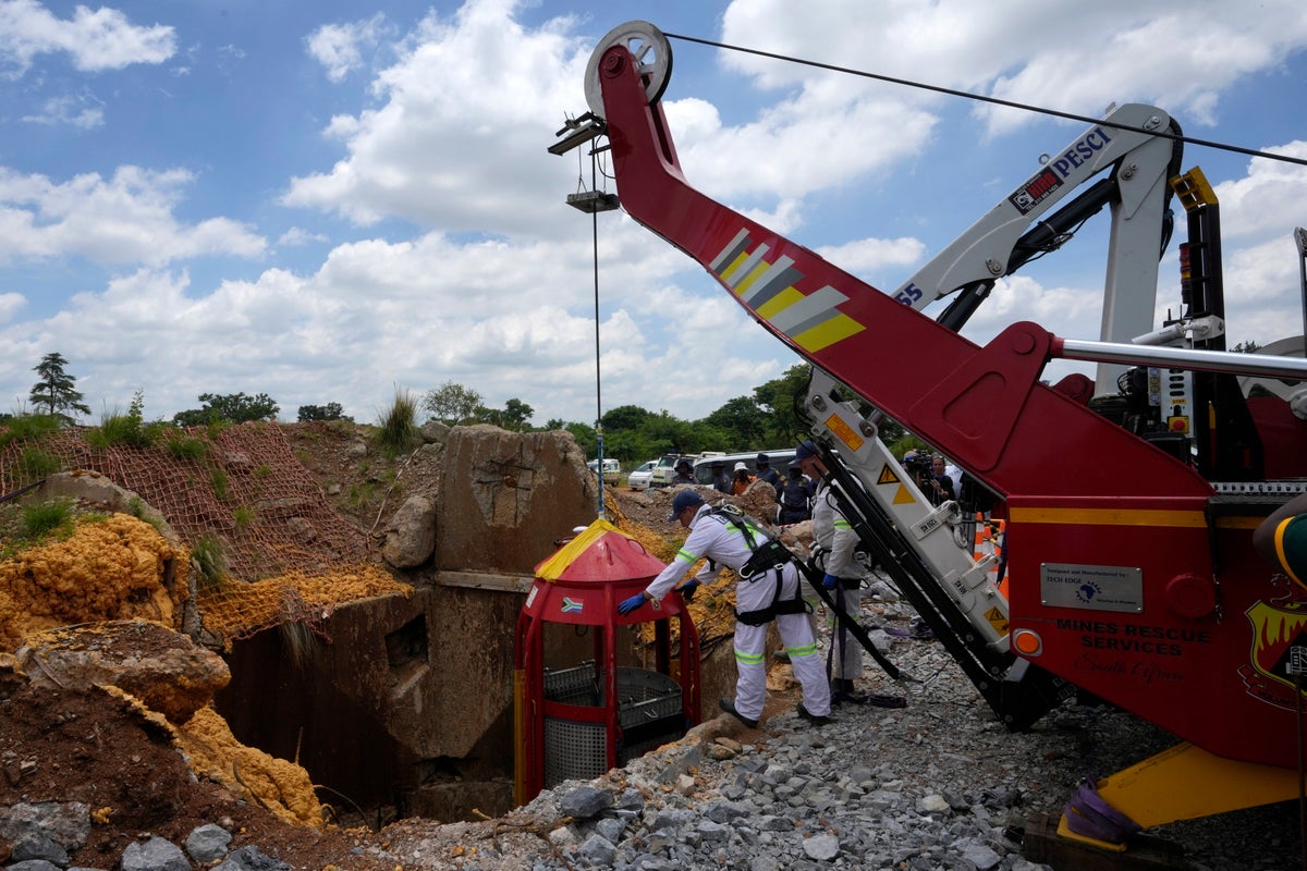 Why did 87 miners die trapped underground in South Africa as police tried to force their surrender?