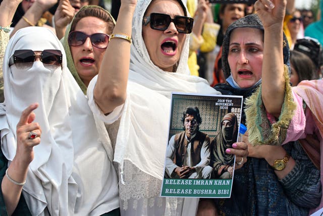 <p>Supporters of Pakistan’s former prime minister protest outside the court in Islamabad to demand his release</p>