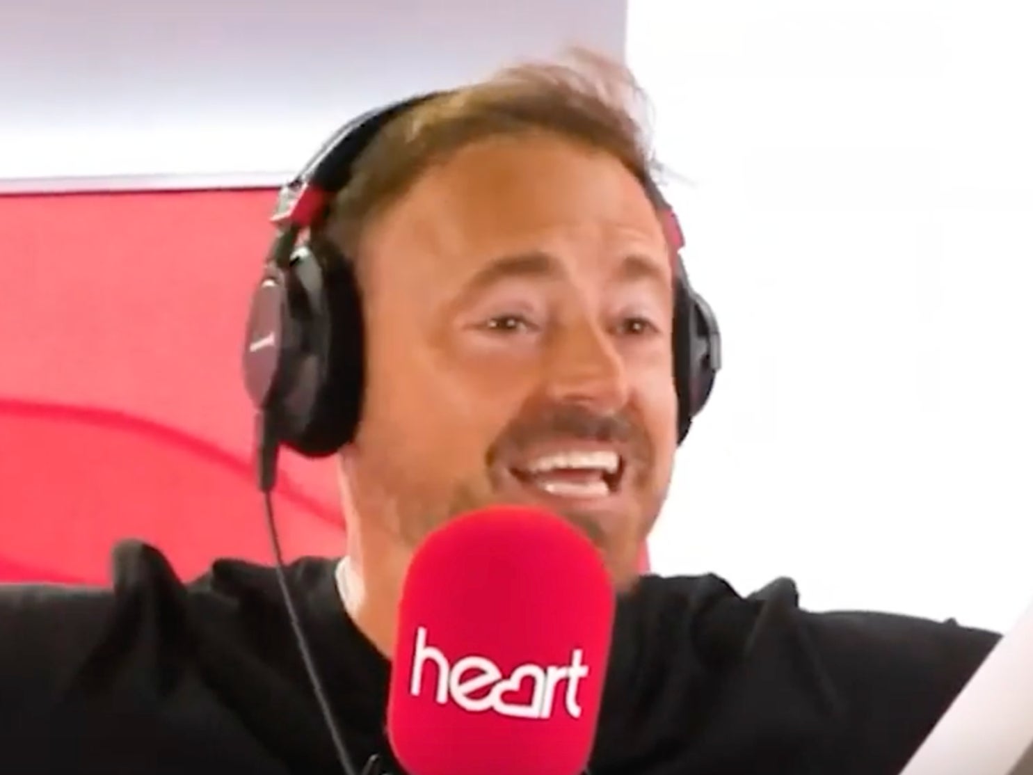 Jamie Theakston diz aos ouvintes de rádio que está livre do câncer