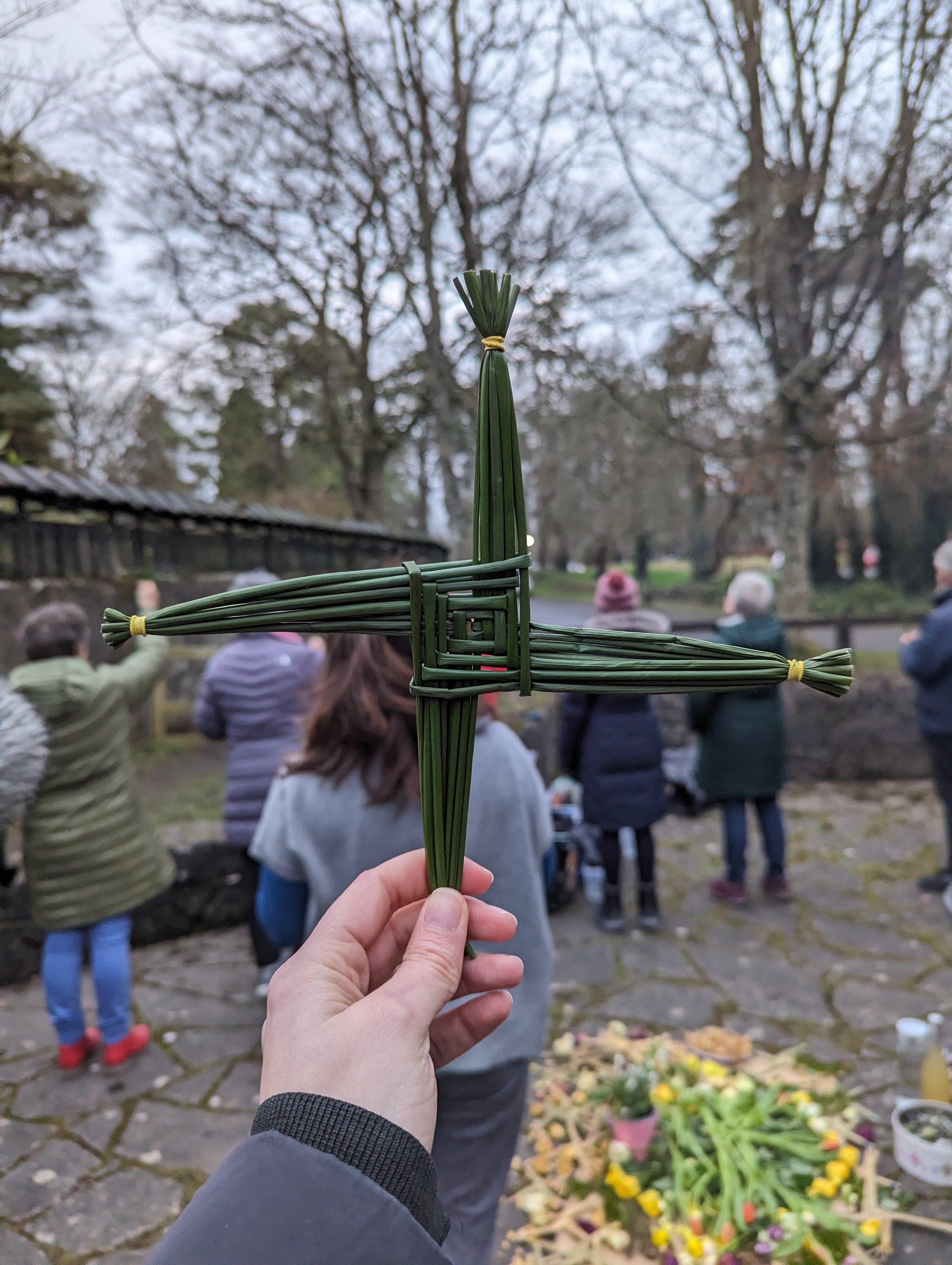 Acredita-se que tecer a cruz de Brigid e pendurá-la na porta traz proteção para sua casa