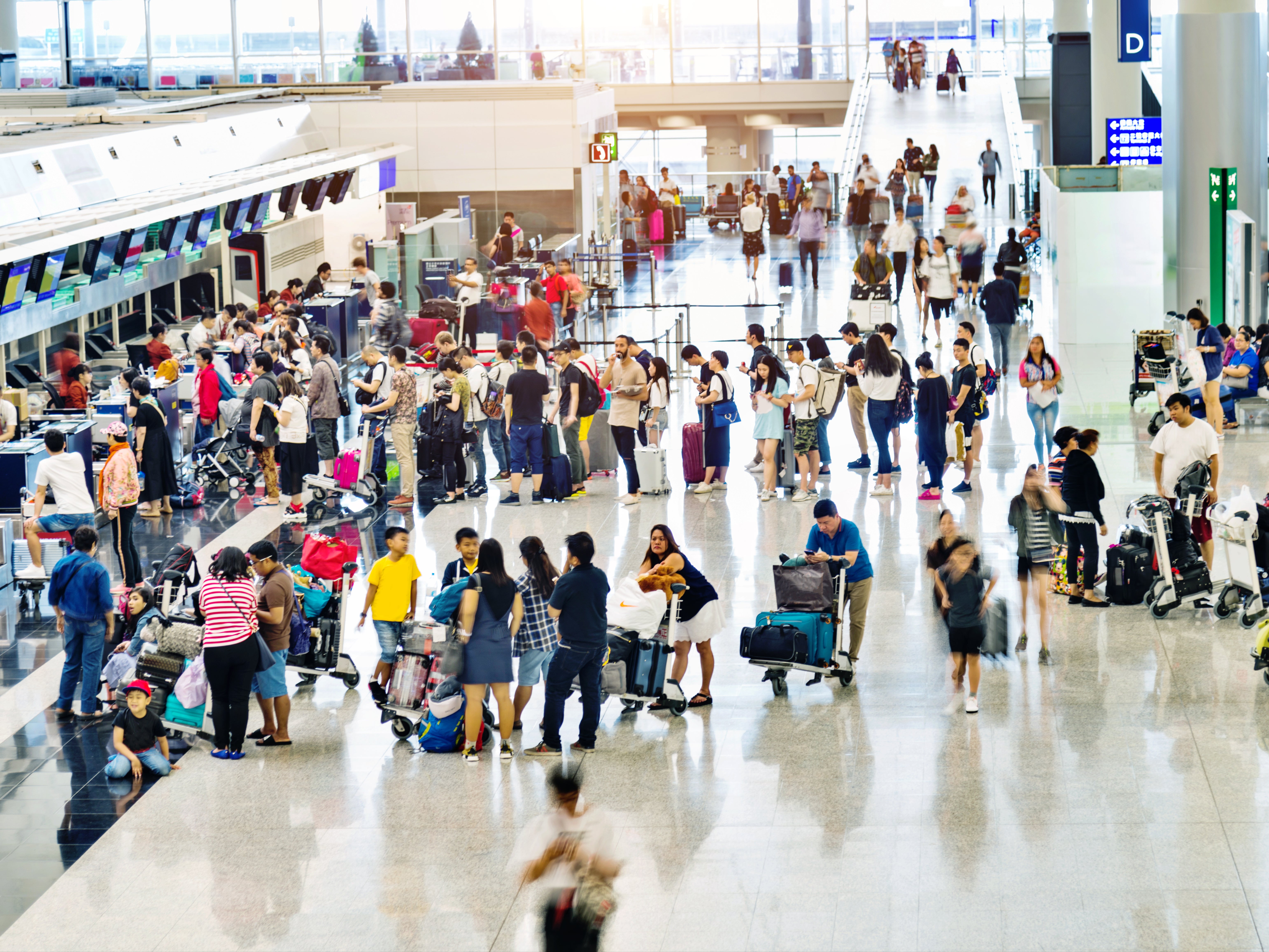 Former American Airlines CEO urges travelers to refrain from checking luggage