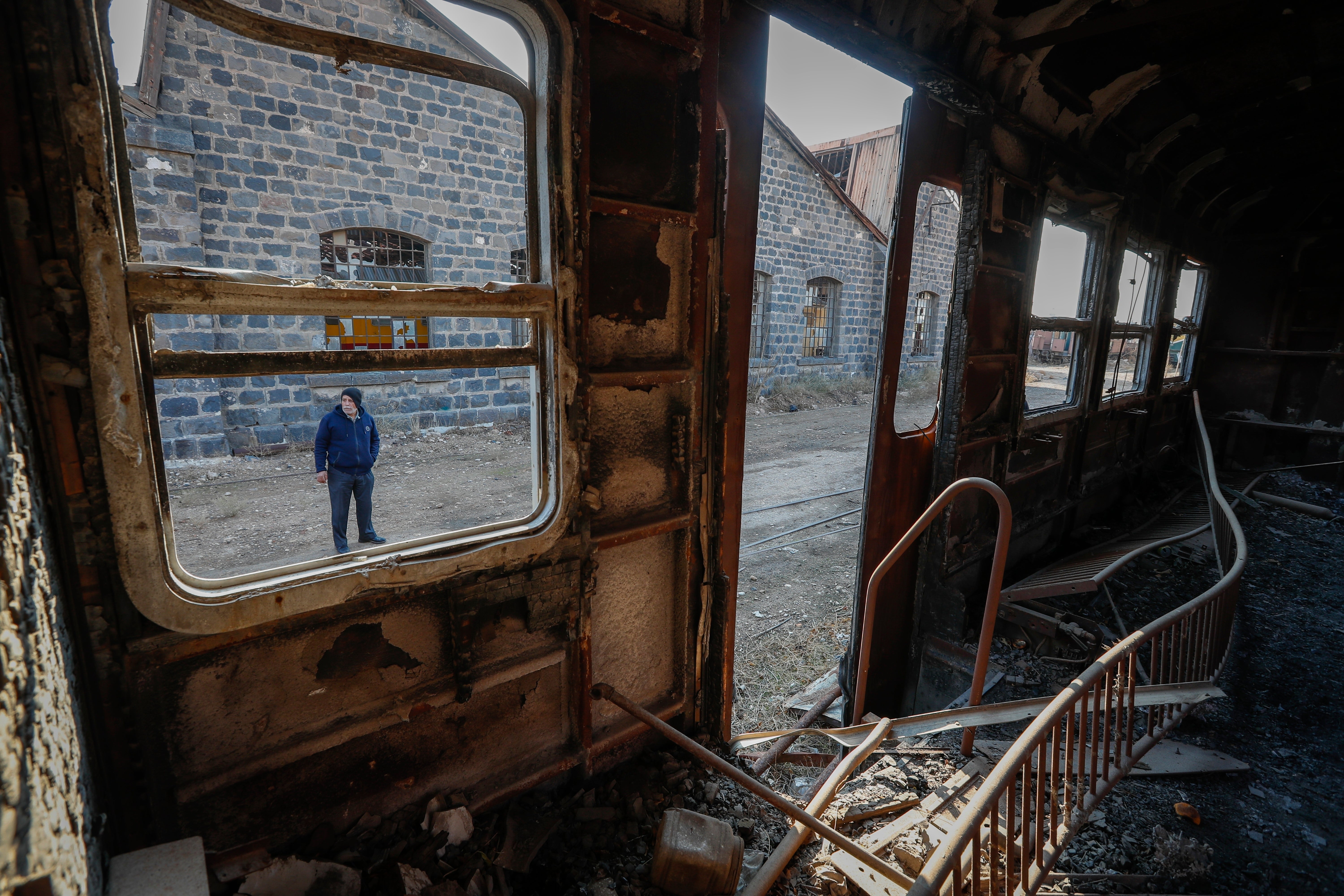 O operador ferroviário Mazen Malla inspeciona a estação ferroviária Qadam, que foi danificada durante a guerra entre as forças rebeldes e as forças do presidente deposto Bashar Assad, em Damasco, Síria, segunda-feira, 13 de janeiro de 2025. (AP Photo/Omar Sanadiki)