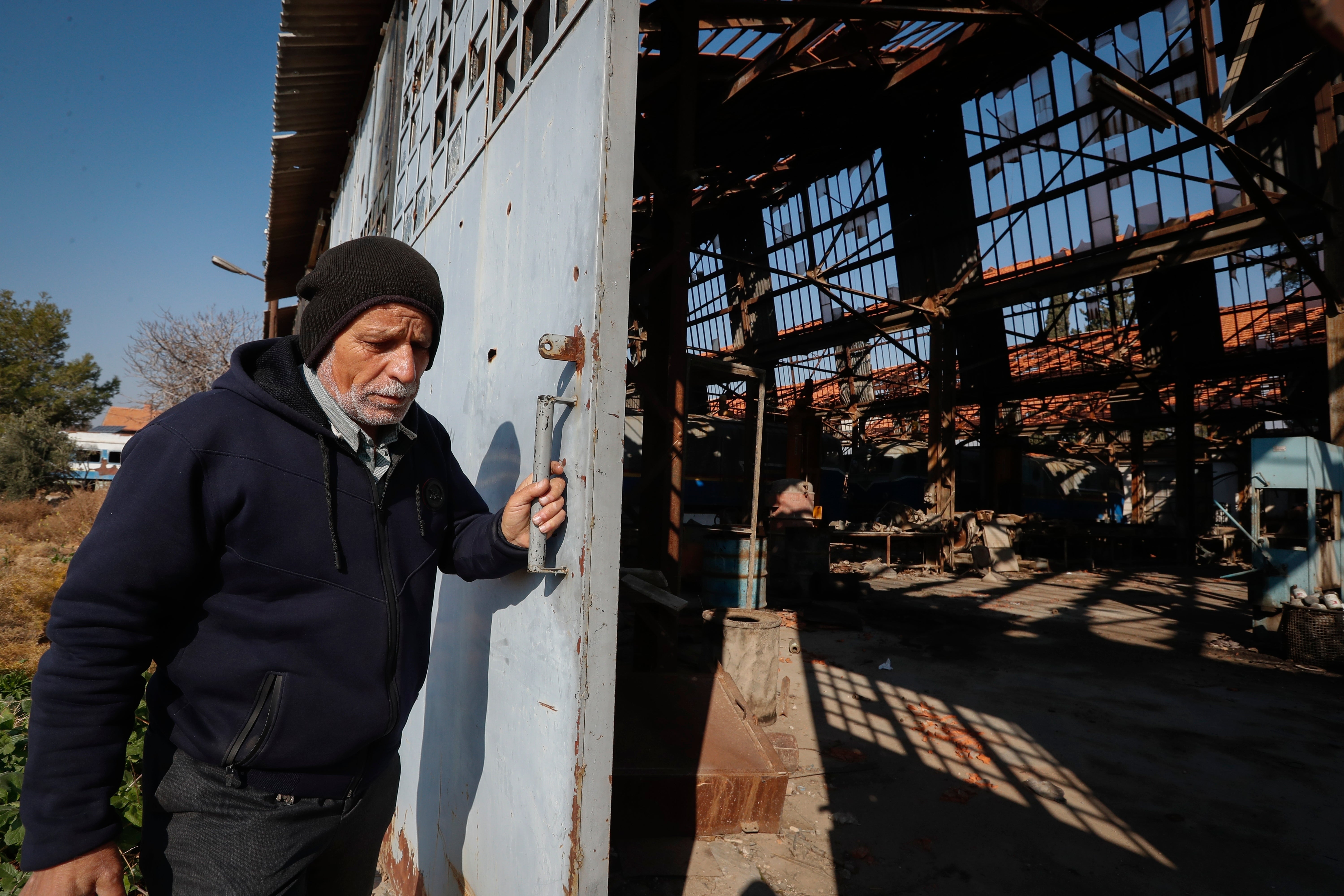 O operador ferroviário Mazen Malla inspeciona danos à estação ferroviária de Qadam, sofridos durante a guerra entre as forças rebeldes e as forças do presidente deposto Bashar Assad, em Damasco, Síria, segunda-feira, 13 de janeiro de 2025. (AP Photo/Omar Sanadiki)