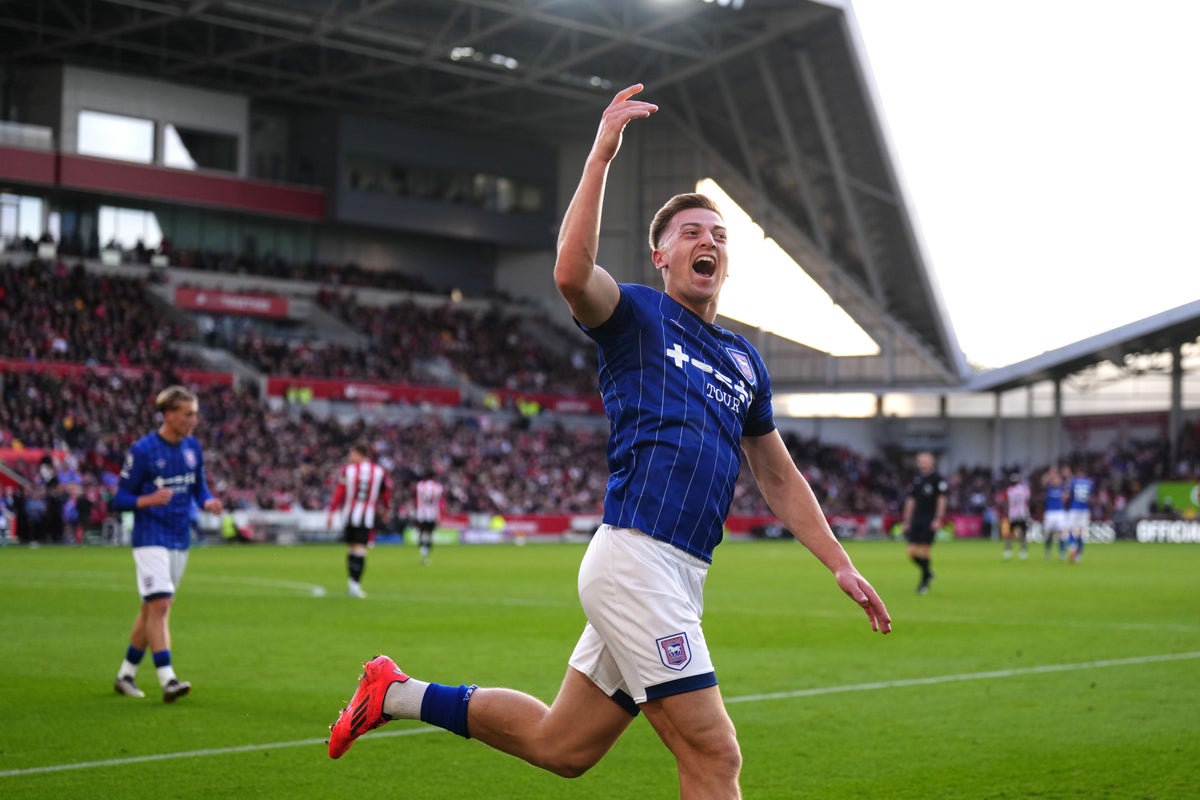 Chelsea fend off Man United to make first summer signing