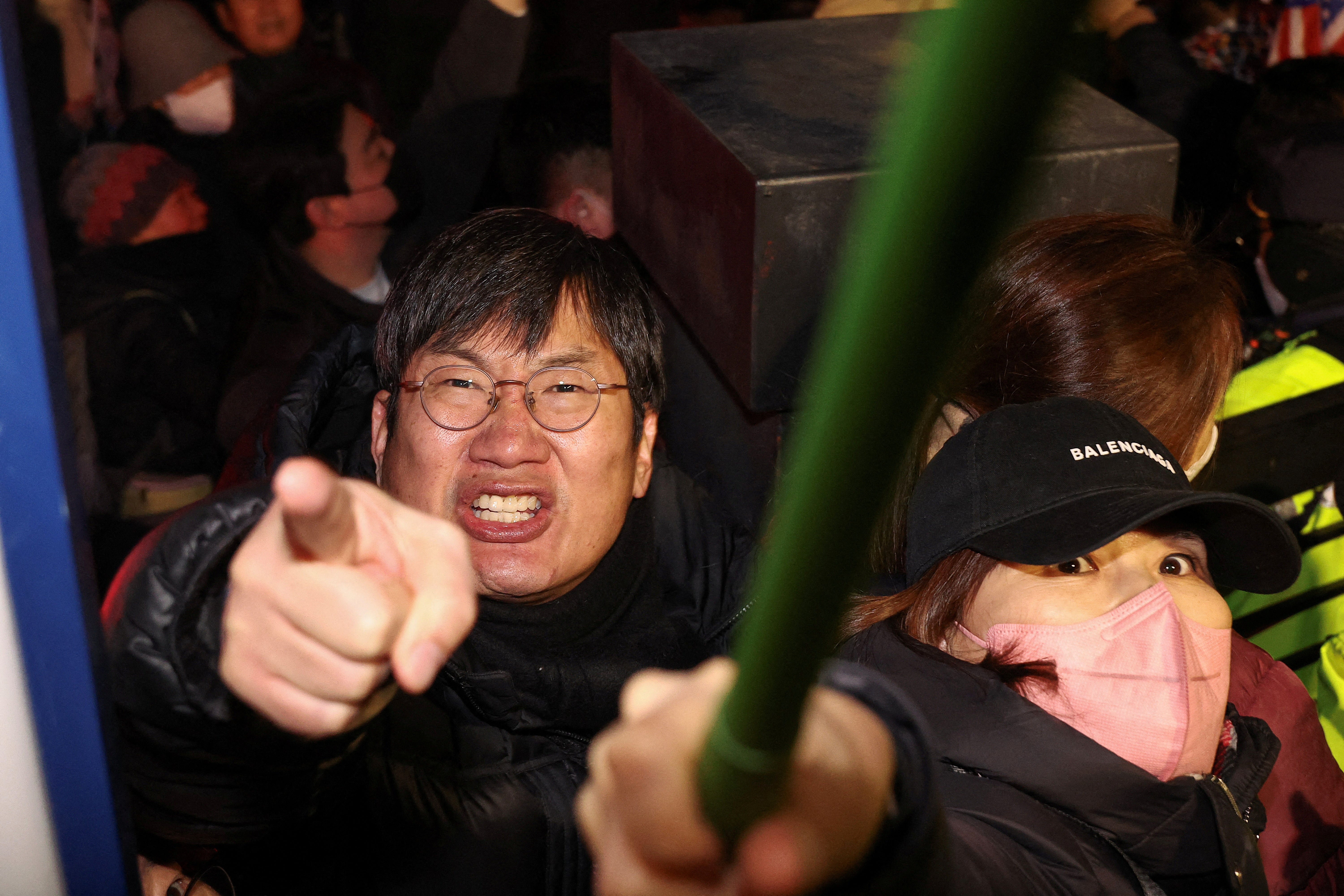 <p>Supporters of Yoon Suk Yeol protest outside a court in Seoul </p>