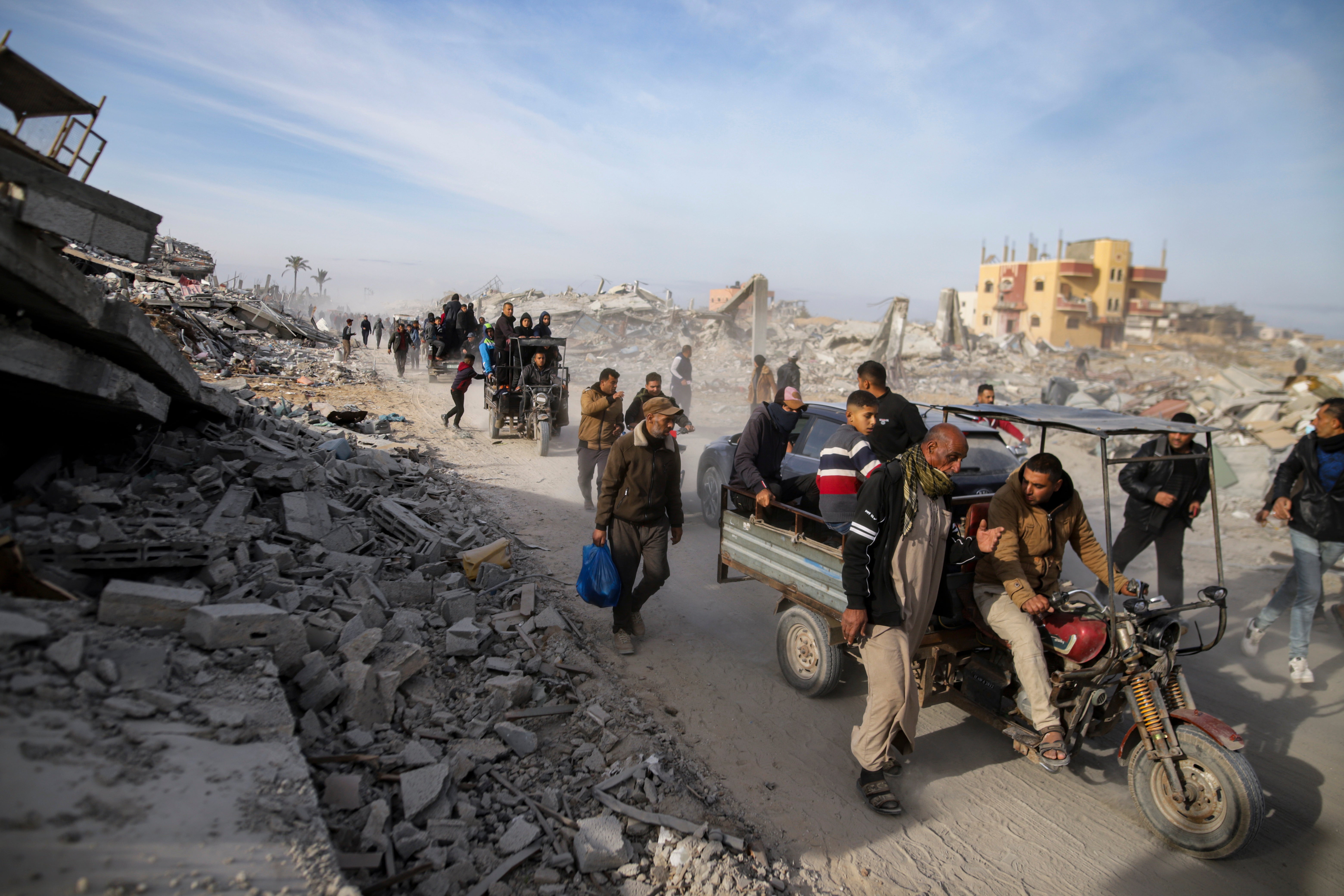 Khan Yunis Palestinian refugees returning to their homes in Rafah