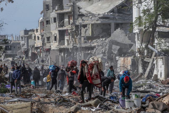 <p>Displaced Gazans walk towards the Rafah border crossing</p>