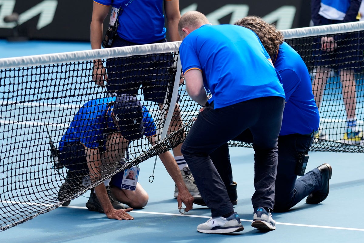 There's a screw loose at the Australian Open: Sinner's match against Rune delayed by a net problem