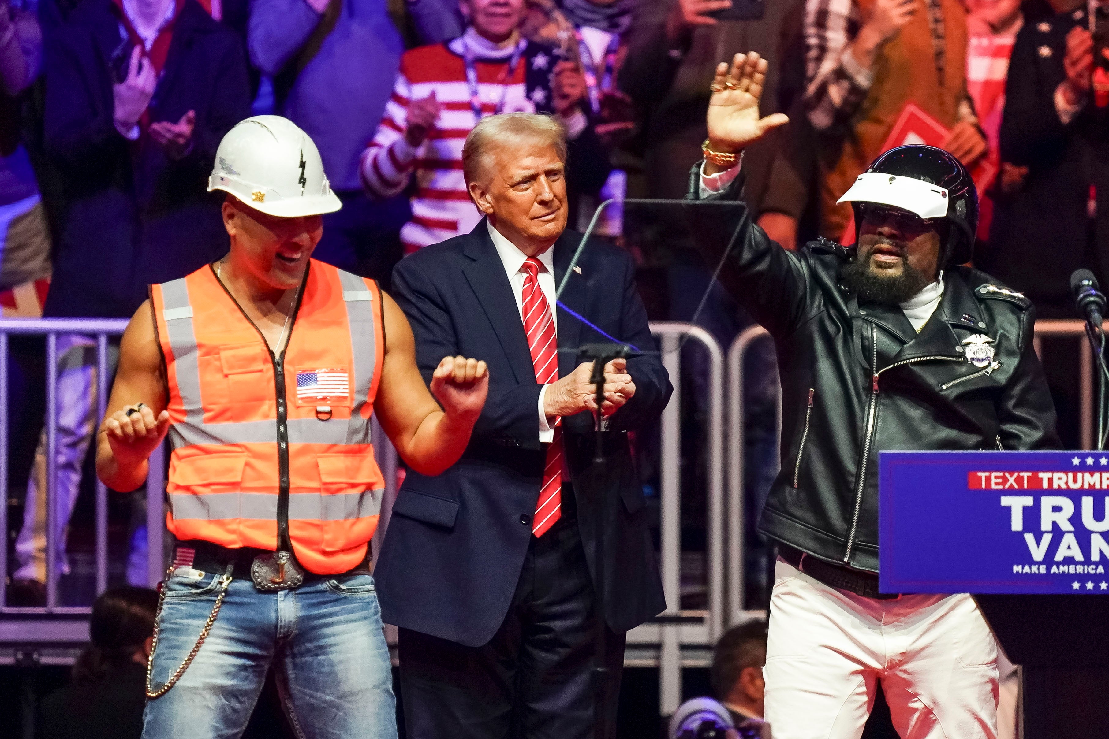 Trump no palco com o Village People na Capital One Arena em Washington, DC, em 19 de janeiro