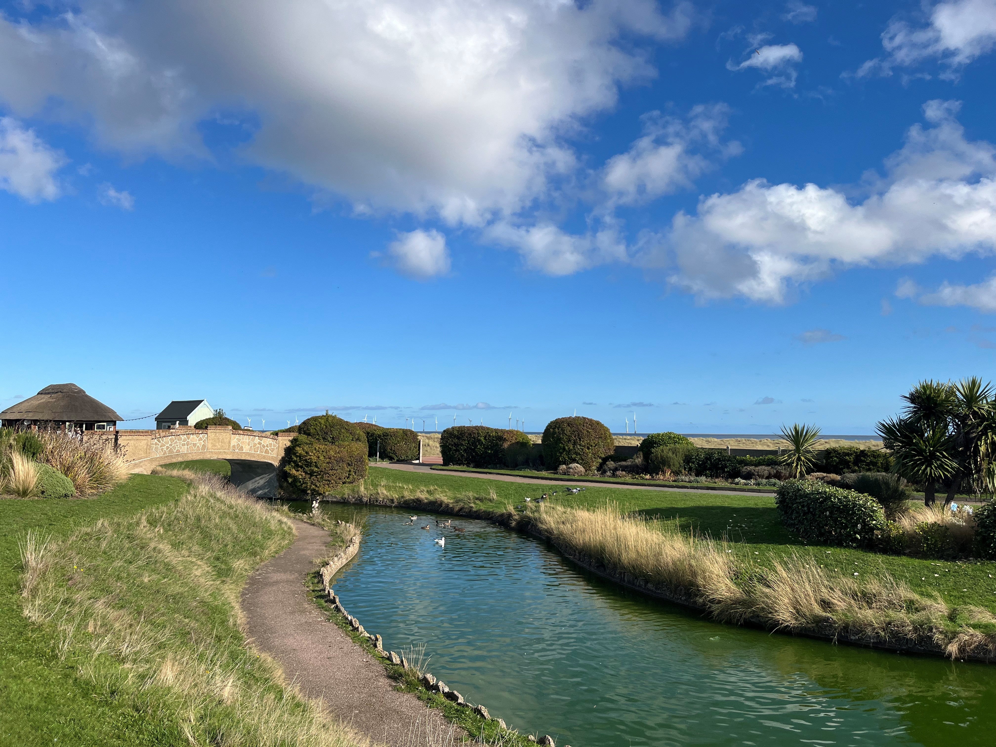 Os turistas podem fazer um passeio panorâmico pelos jardins cuidadosamente cuidados em Great Yarmouth's Venetian Waterways (Ella Pickover/PA)