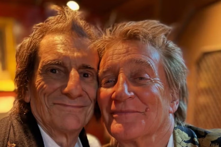 Ronnie Wood com Rod Stewart durante as celebrações de 80 anos do cantor de 'Maggie May'