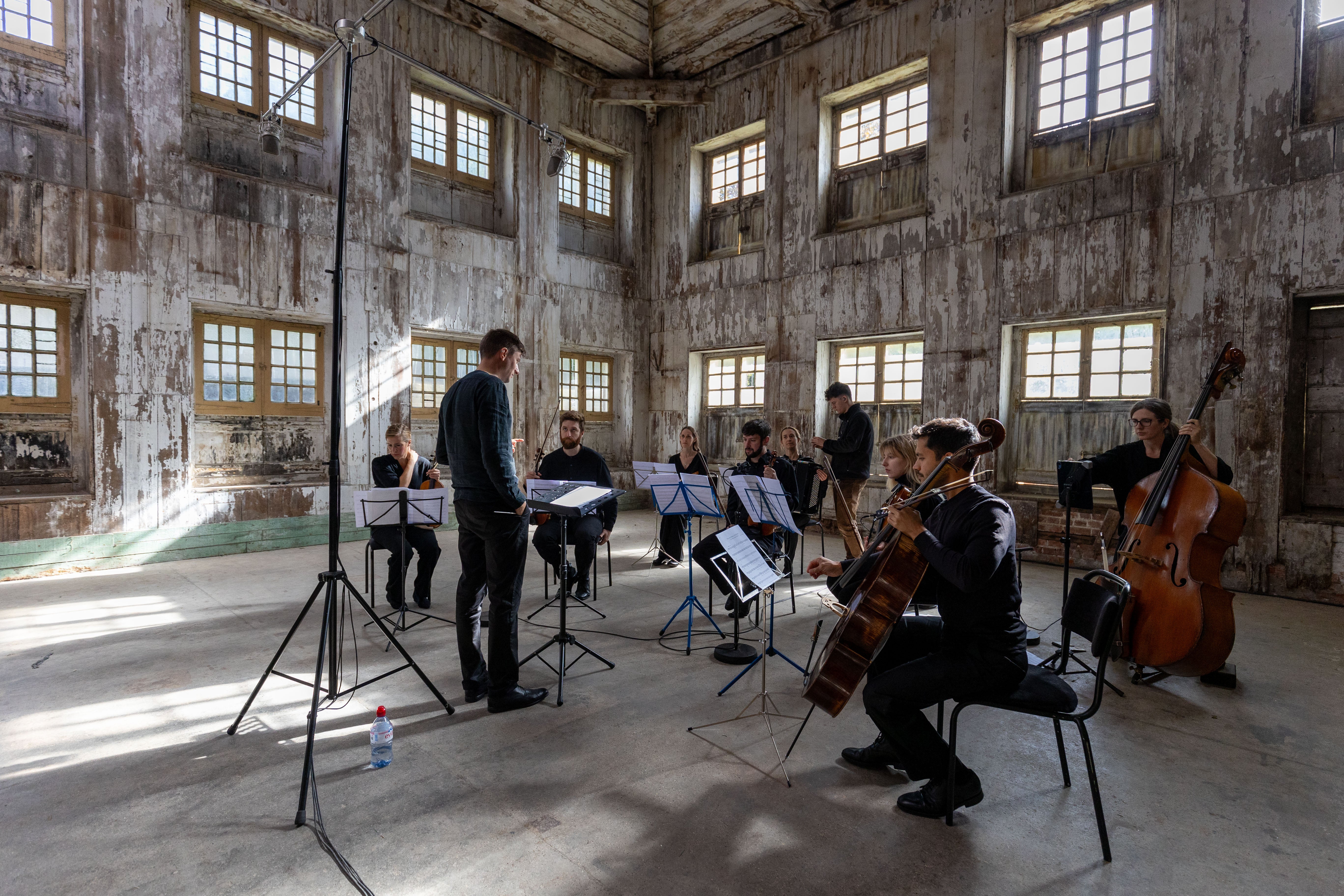 O maestro e compositor Leo Geyer se deparou com os perdidos durante uma viagem ao museu Auschwitz-Birkenau