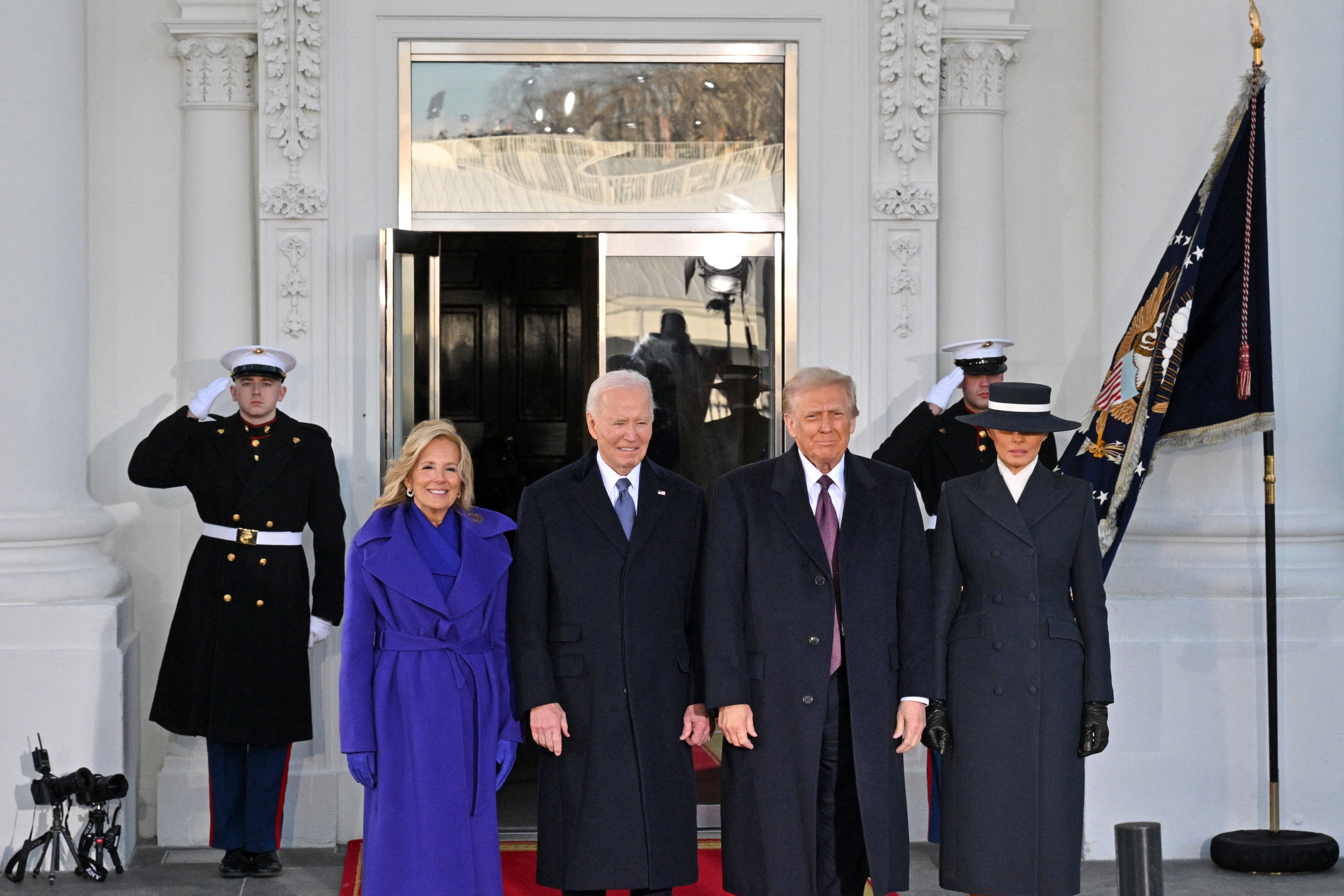 Jill Biden (extrema esquerda), Joe Biden (esquerda), Donald Trump (direita) e Melania Trump (extrema direita)