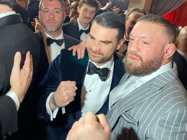 <p>Conor McGregor poses with US conservative social media star Ben Shapiro</p>