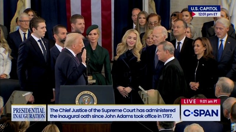 Did Trump forget to put his hand on the Bible when he was sworn into office?