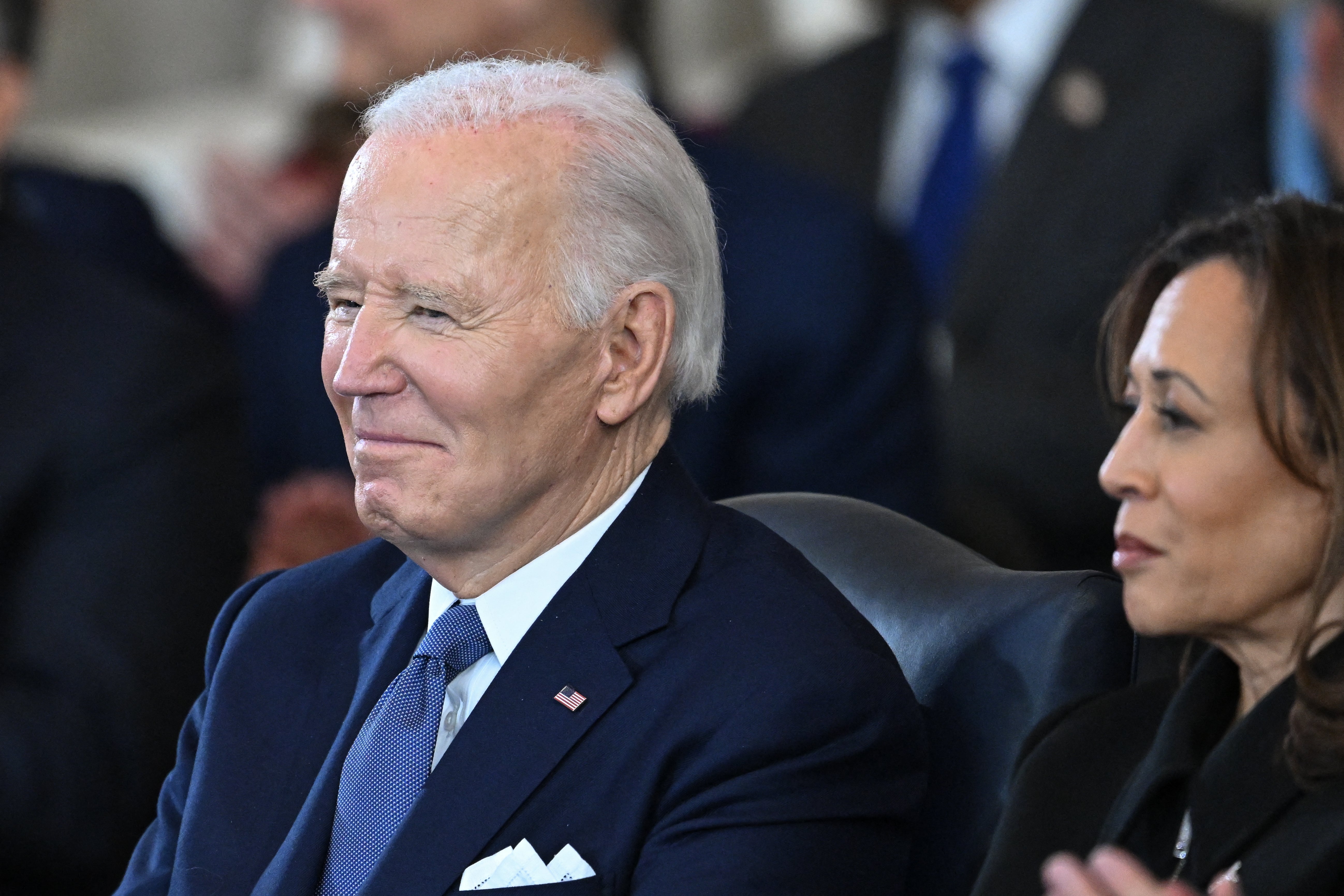 O ex-presidente dos EUA Joe Biden e a ex-vice-presidente Kamala Harris ouvem o discurso do presidente Donald Trump após ser empossado como 47º presidente na Rotunda do Capitólio dos EUA em Washington, DC