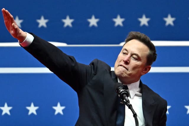 <p>Elon Musk realizó un gesto polémico este lunes durante un acto inaugural de Donald Trump </p>