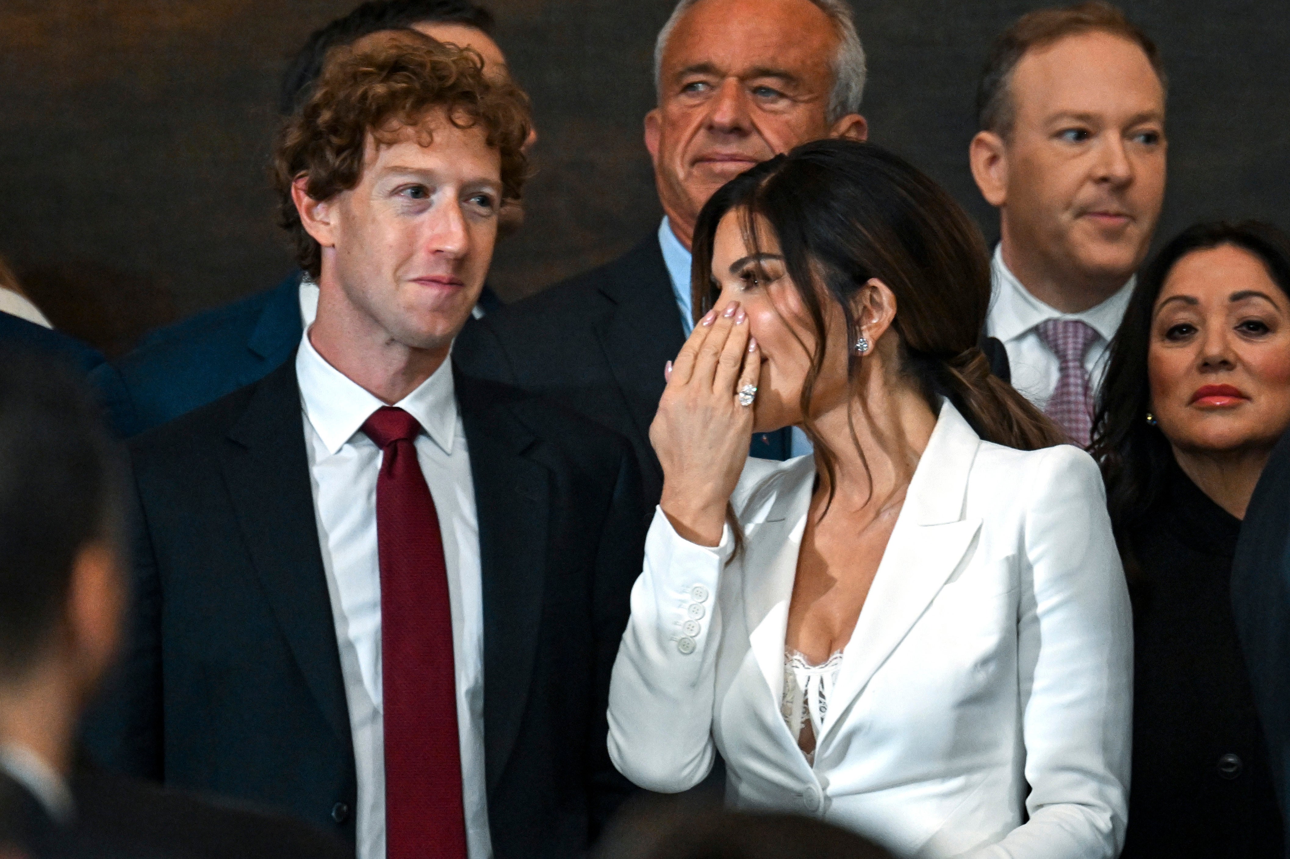 Zuckerberg (visto com Lauren Sanchez) é um dos executivos de tecnologia que compareceu à posse de Trump. A Meta disse que estava trabalhando para resolver um problema com o Instagram que fazia com que os usuários recebessem uma mensagem de “resultados ocultos” quando pesquisassem termos relacionados aos democratas.