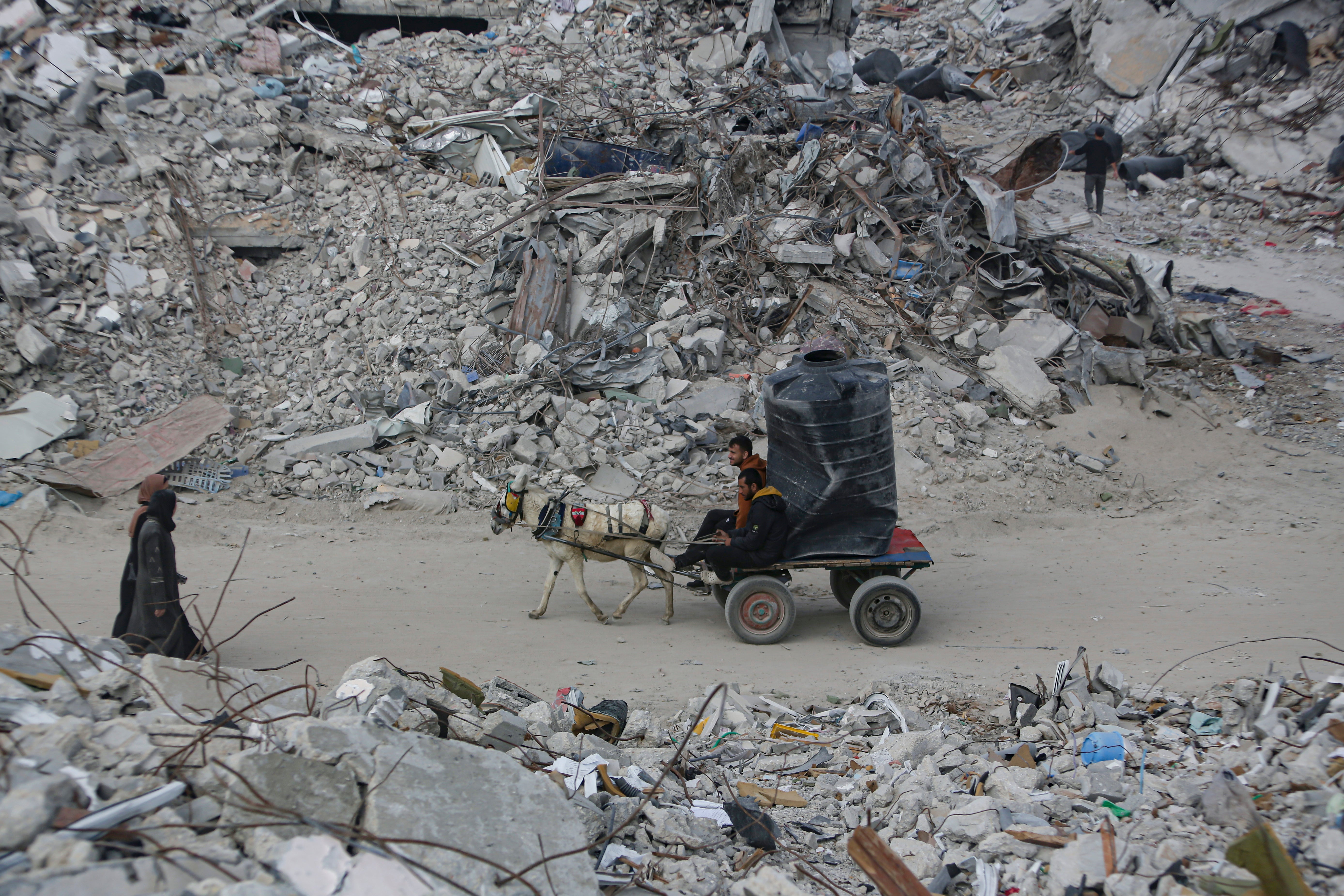 Displaced Palestinians return to Rafah in the Gaza Strip