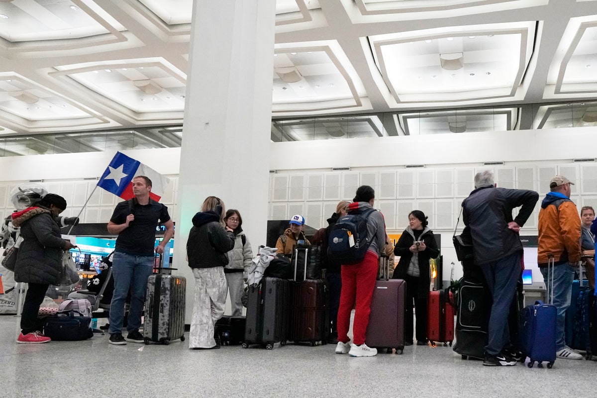 US sees more than 2,000 flight cancelations after winter storm wallops nation leaving 220 million feeling the chill