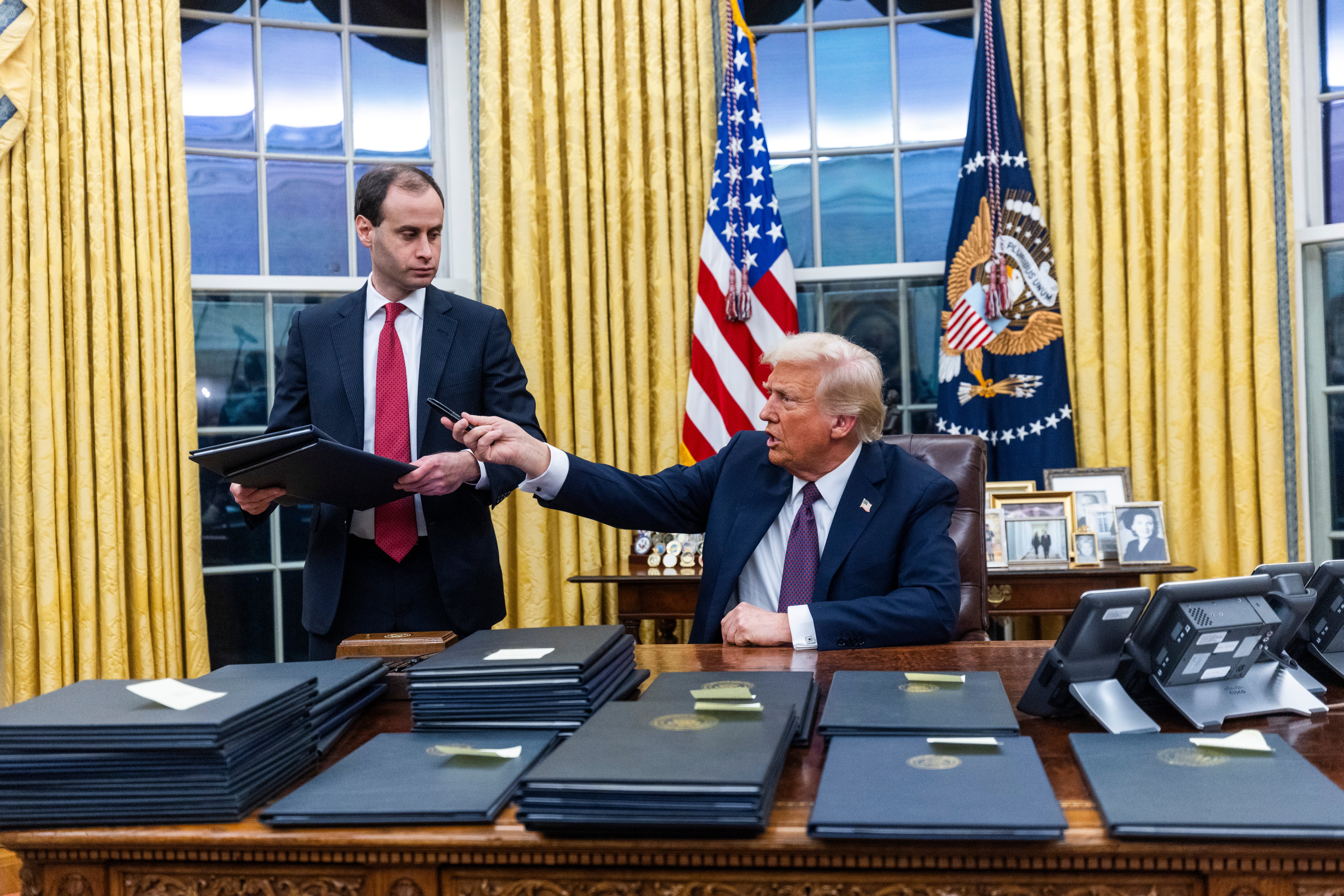 Trump’s freewheeling Oval Office signing session signaled a new approach to the press compared with the Biden administration