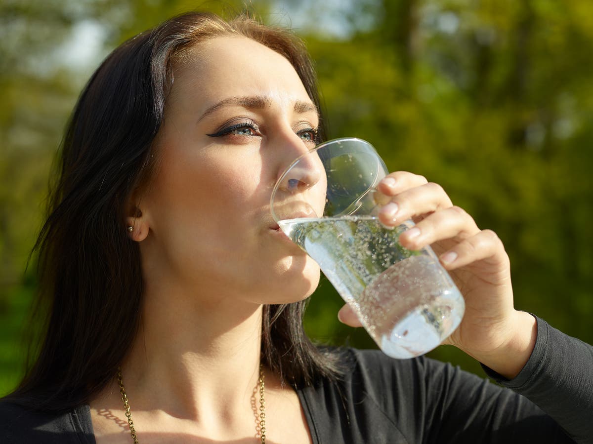 New study reveals surprising health benefits and negatives of drinking sparkling water