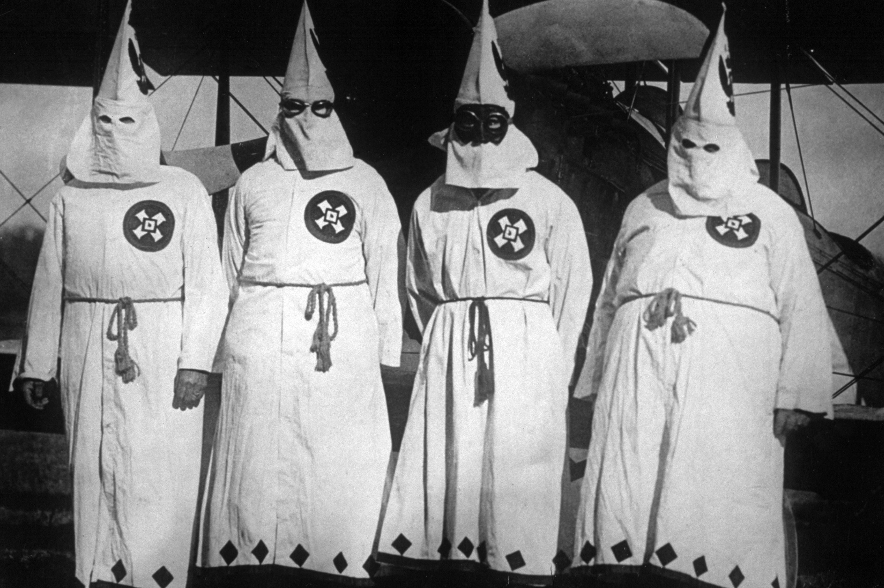 Membros da Ku Klux Klan em março de 1922