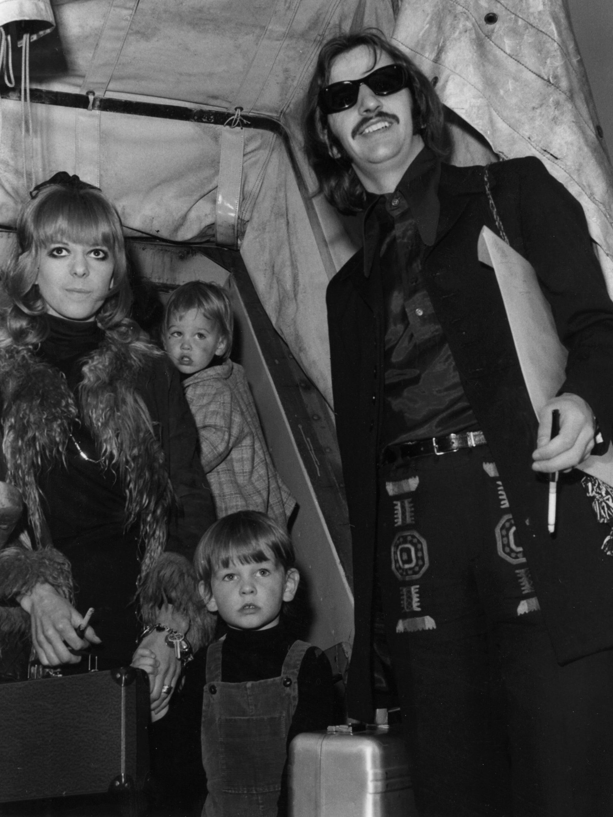 Ringo Starr com sua esposa Maureen e seus filhos, Zak an Jason, em 1969