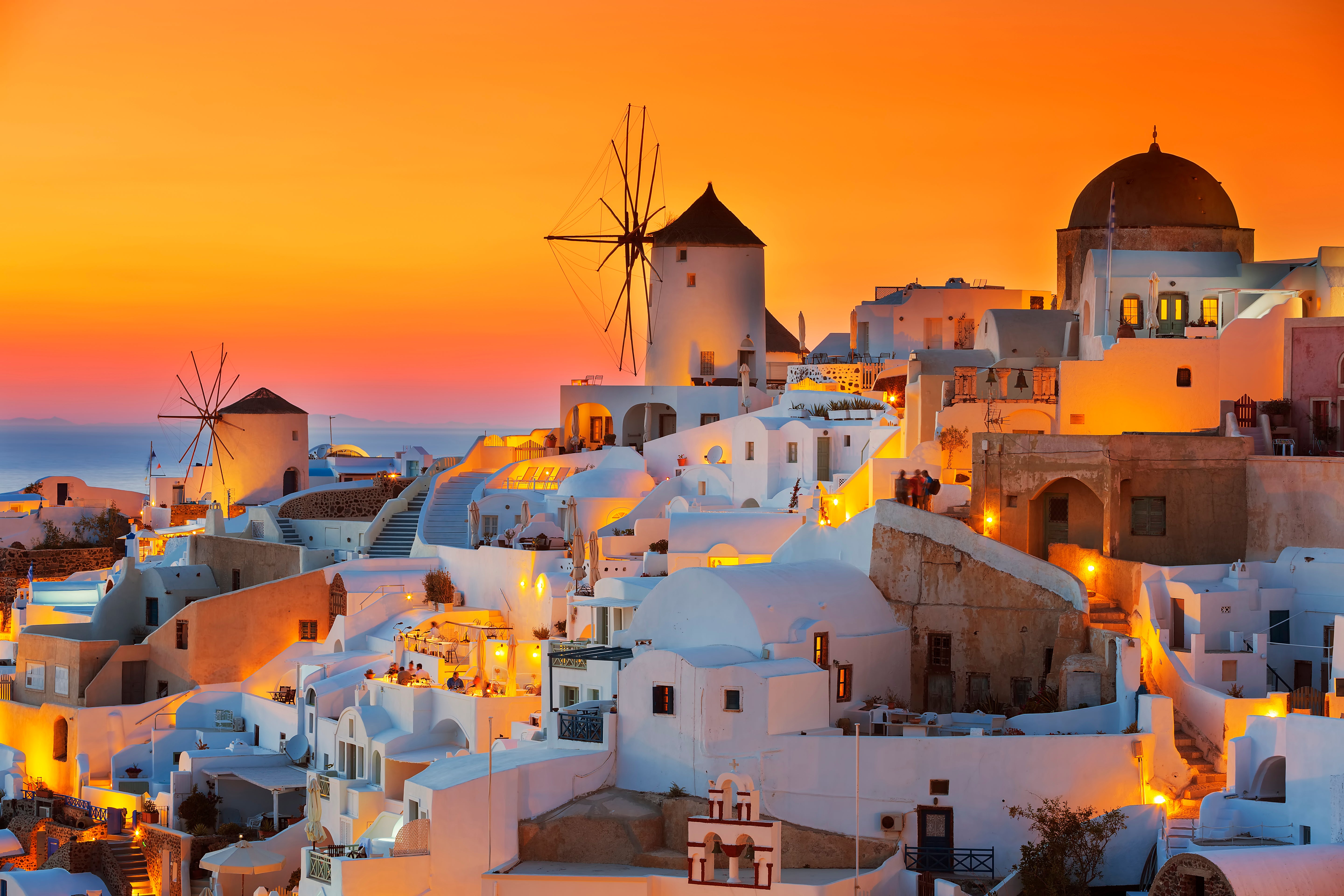 Oia’s whitewashed cave-like buildings come to life in the hazy sunsets that brush over the island