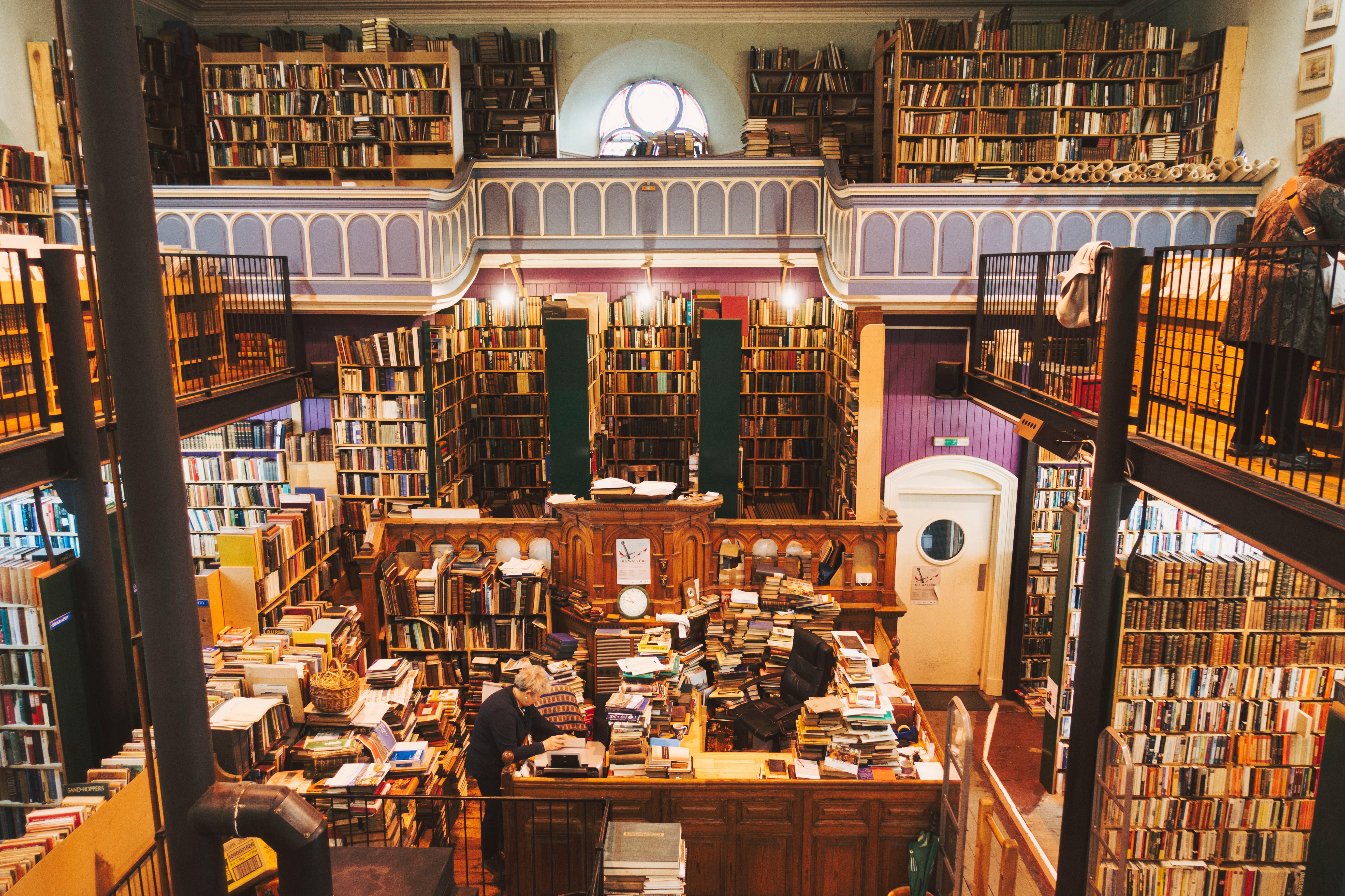 Inside Leakey's Bookshop, com uma enorme coleção de livros usados, espalhada por dois andares em Inverness, Escócia (ALamy/PA)