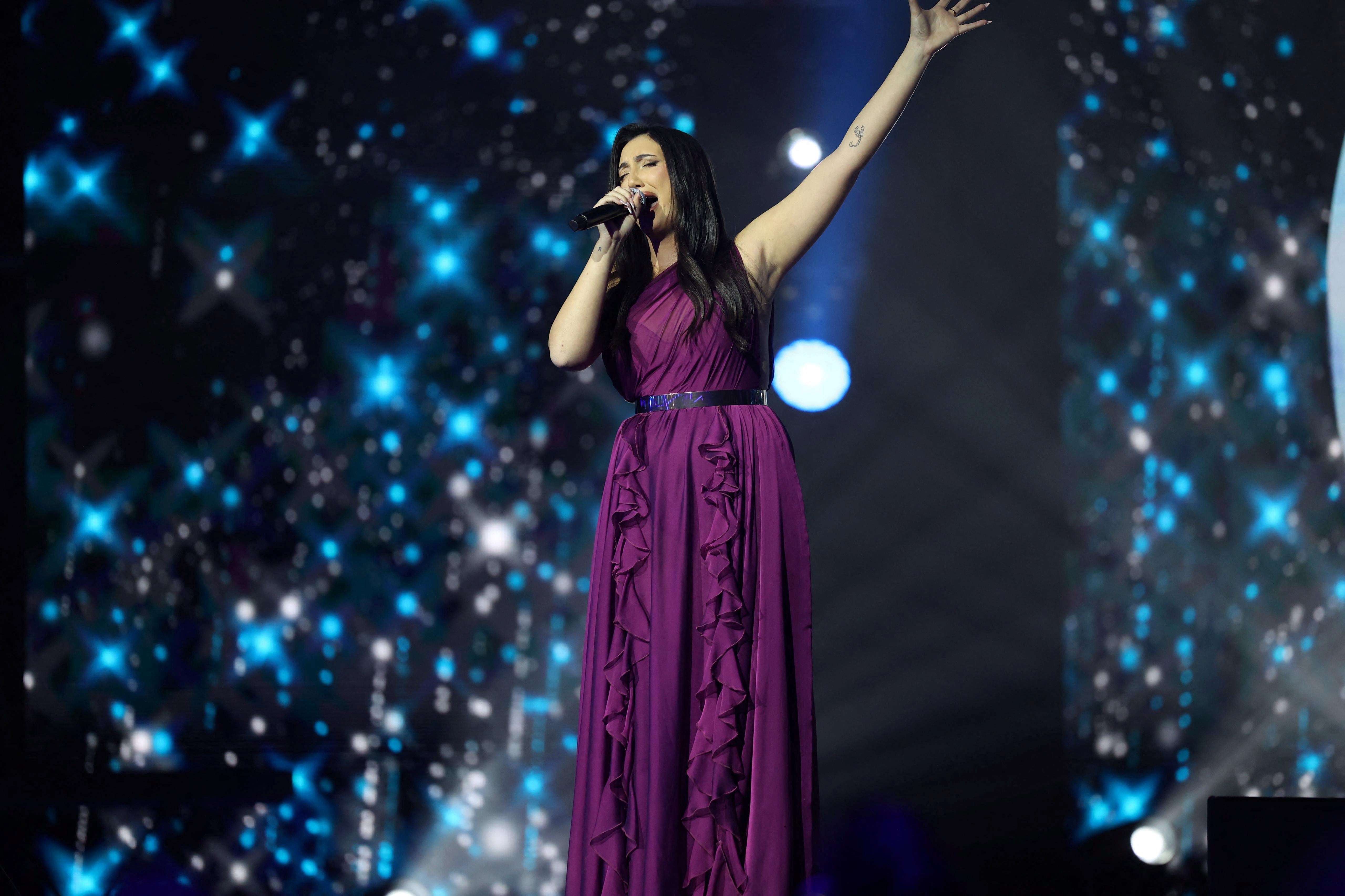 O representante do Festival Eurovisão da Canção de Israel, Yuval Raphael, se apresentando no concurso de talentos da TV 'Rising Star'