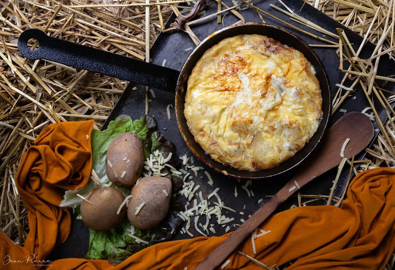 Experimente Truffade-uma mistura de batatas, alho e queijo