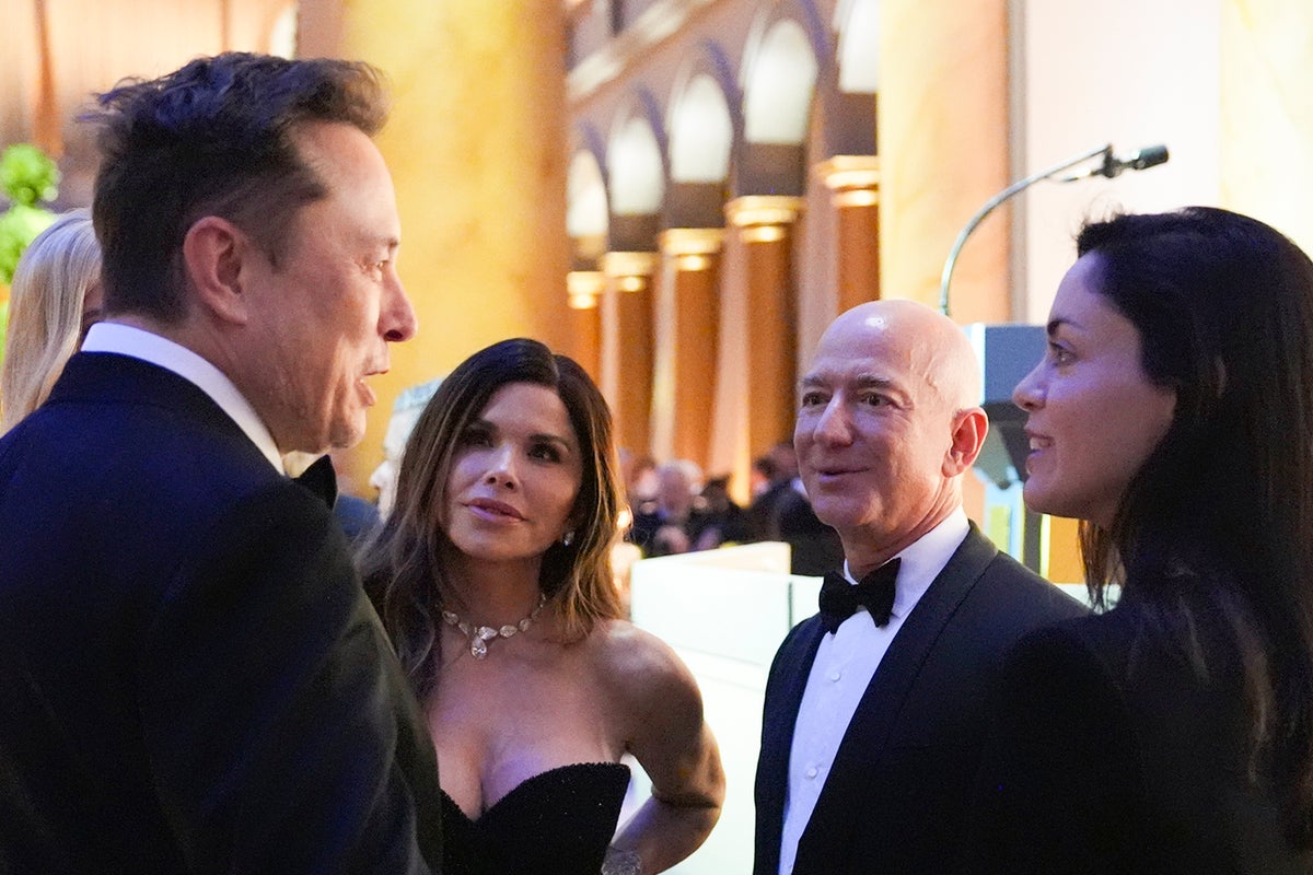 Jeff Bezos attempting to fill Elon Musk-shaped hole in the Oval Office, report says