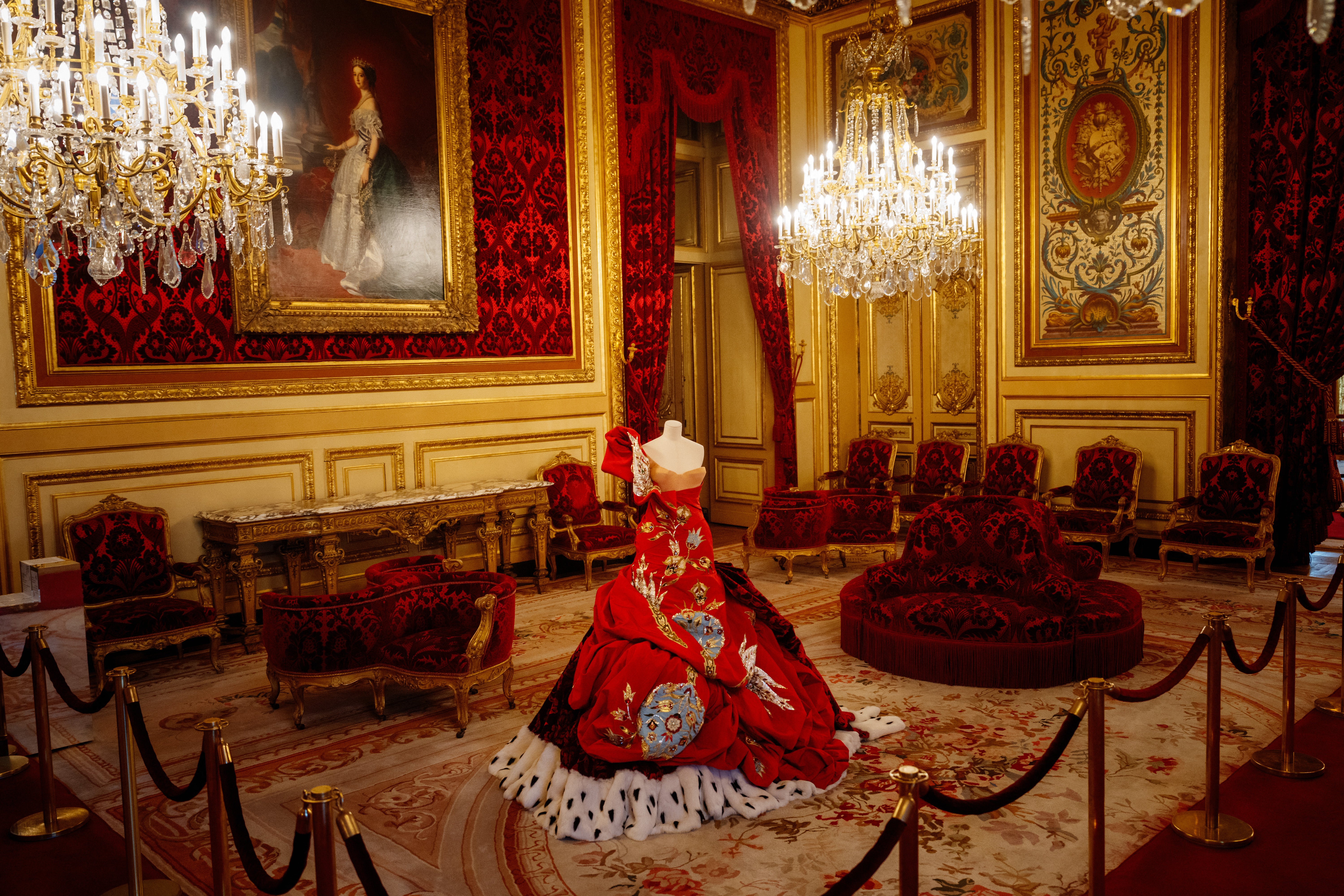 Vestido criado por John Galliano para a grife Christian Dior da coleção Haute Couture 2005 exibido na exposição 'Louvre Couture, Arte e moda: peças marcantes' no Museu do Louvre, em Paris, em 23 de janeiro de 2025