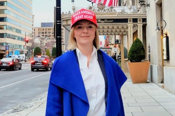 Truss berpose dengan topi Maga di Washington DC minggu lalu