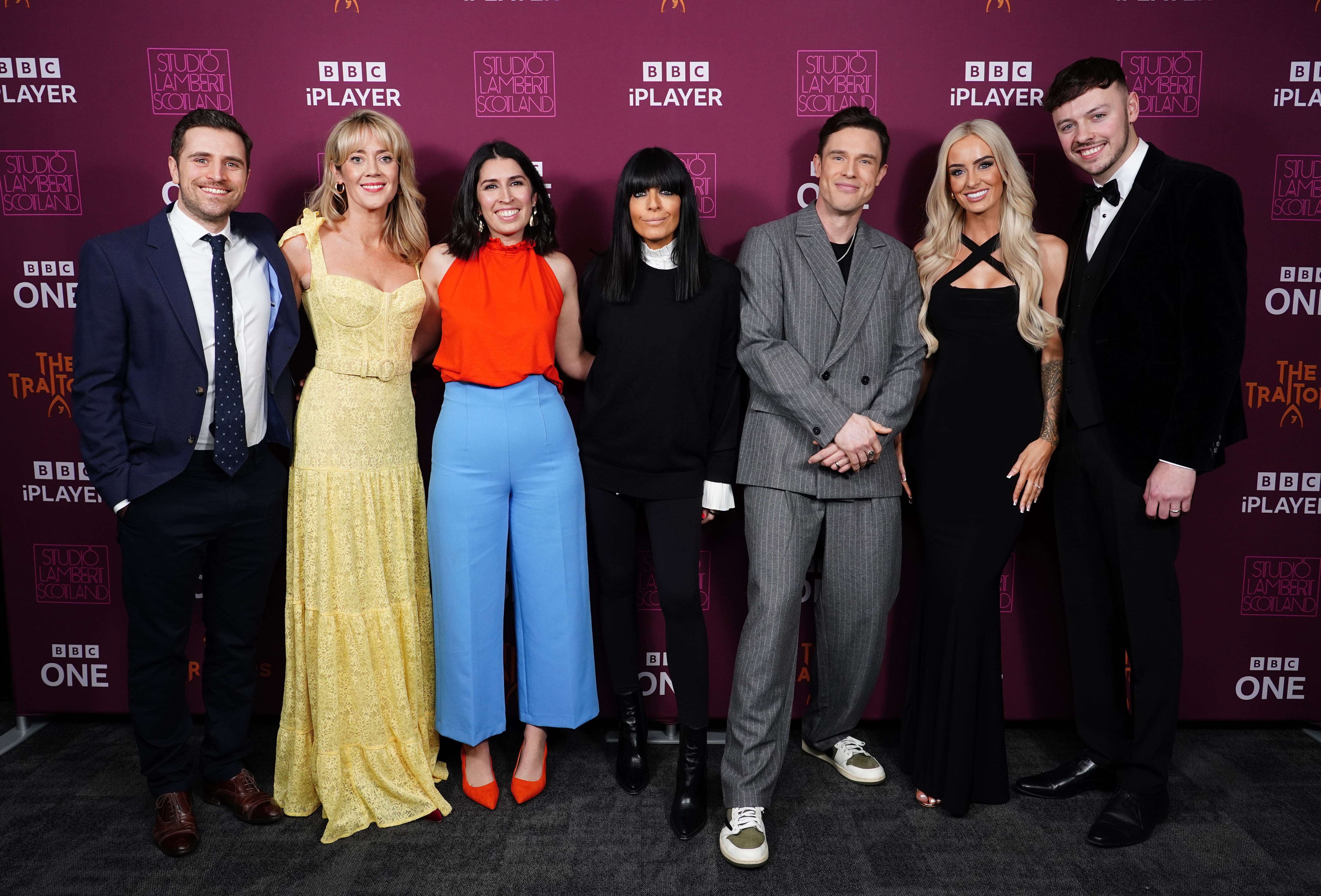 Alexander, Frankie, Charlotte, Claudia Winkleman, Ed Gamble, Leanne e Jake durante uma fotocall na nova casa de transmissão da BBC, para o final dos traidores