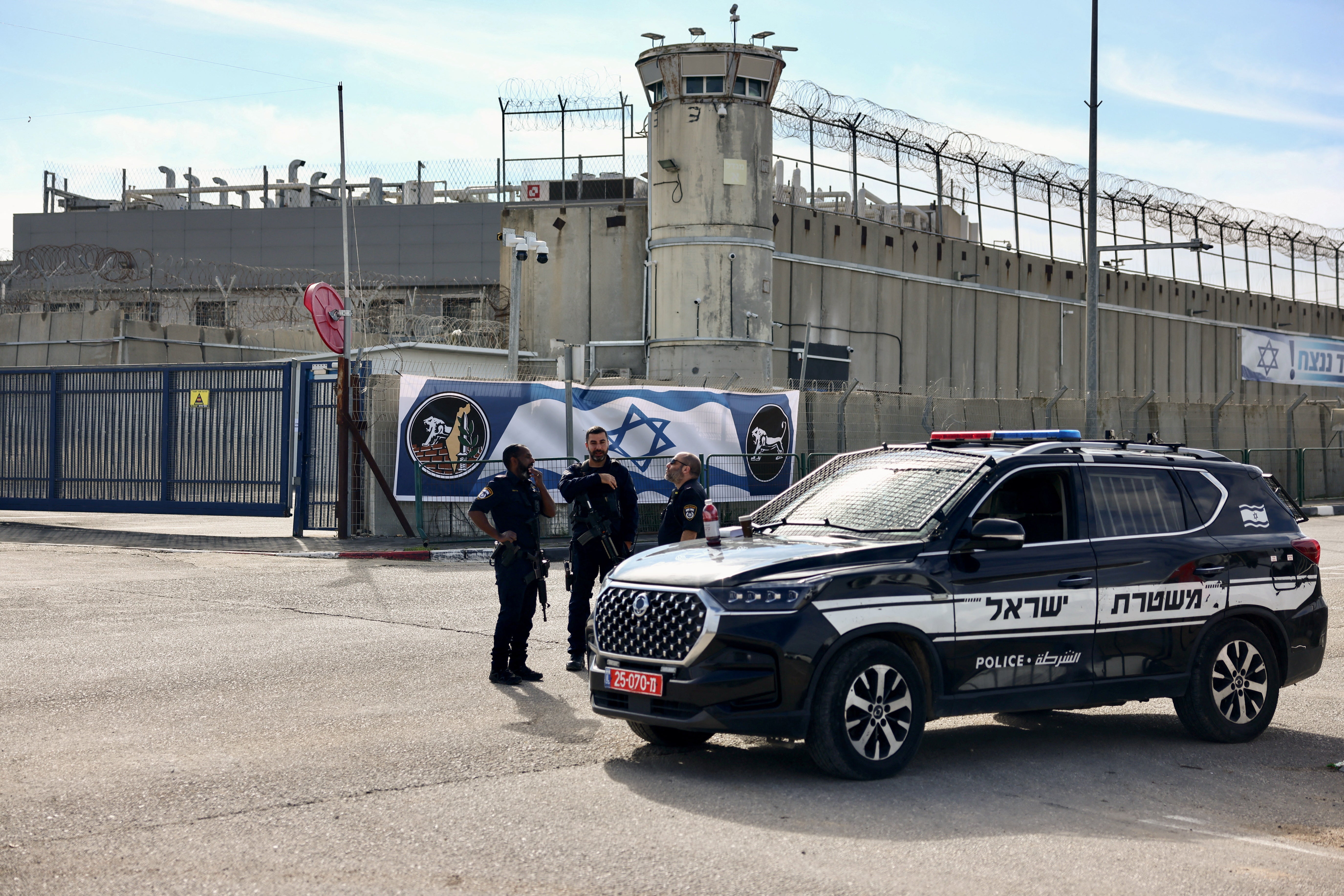 Israeli police officers gather outside the Israeli military prison Ofer ahead of the expected release of Palestinian prisoners on Saturday