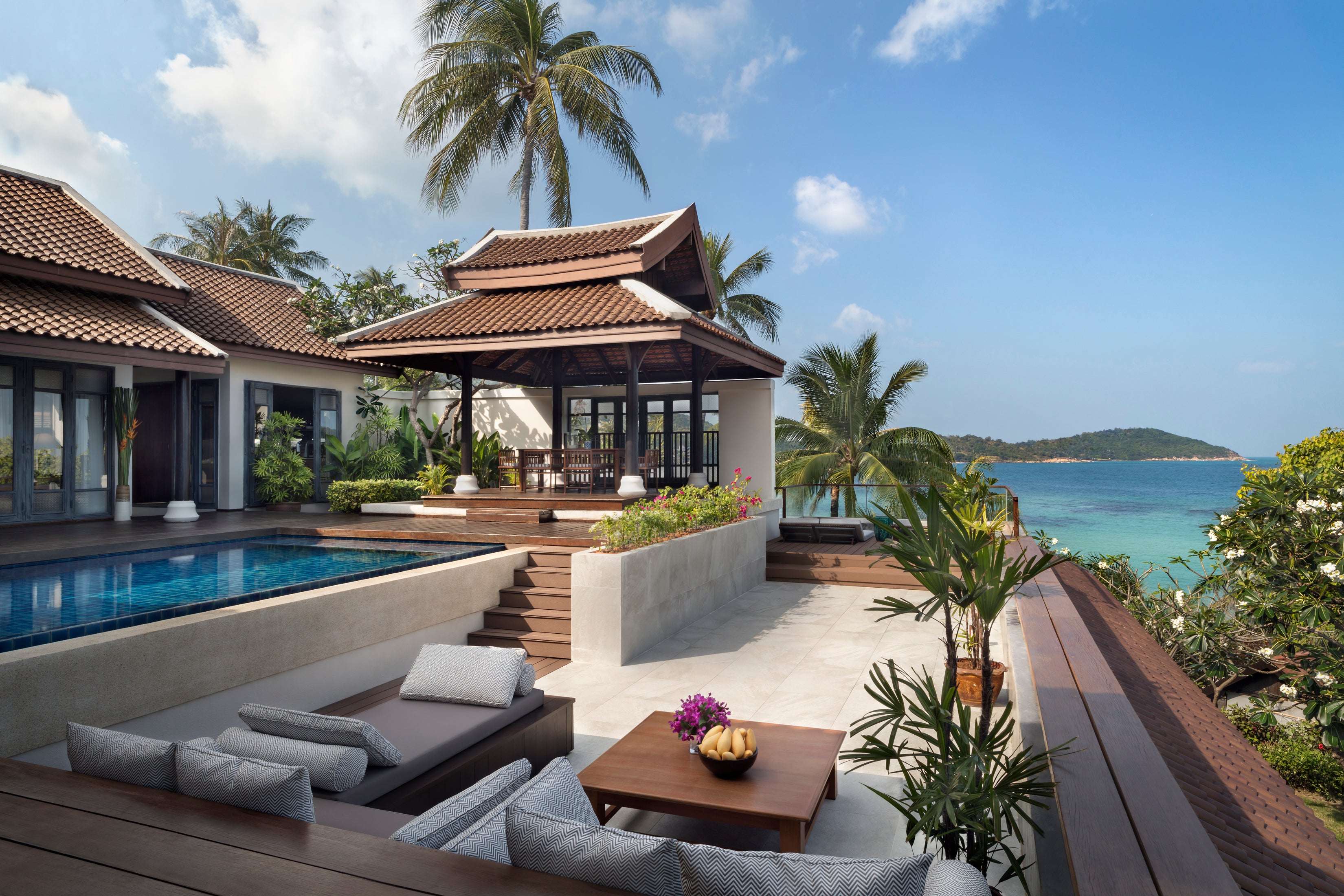 Villas em Anantara Lawana Koh Samui estão aninhadas na encosta com vista para a praia