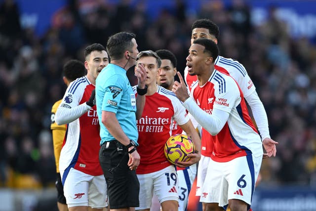 <p>Arsenal’s players appeal to Michael Oliver </p>