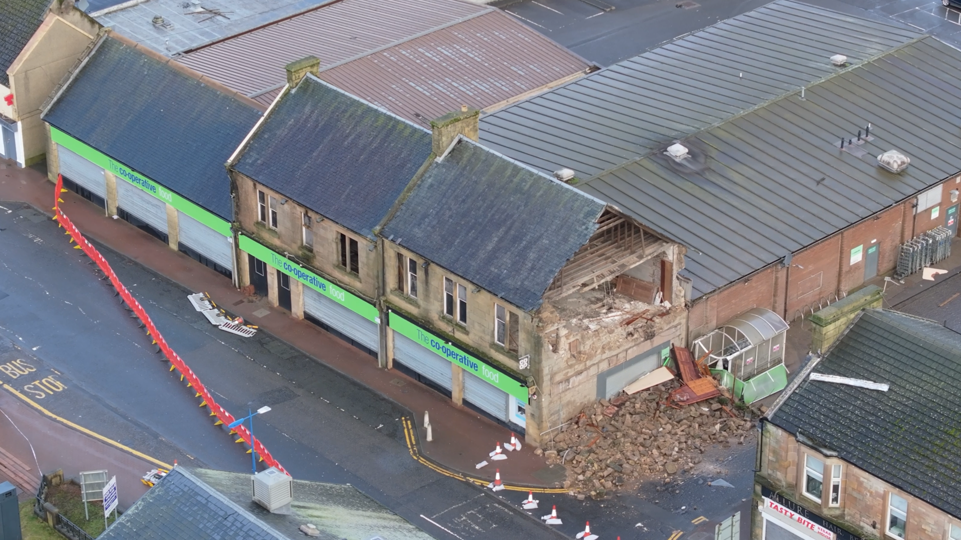 <p>Co-op building collapses in Falkirk as Storm Eowyn batters Scotland</p>
