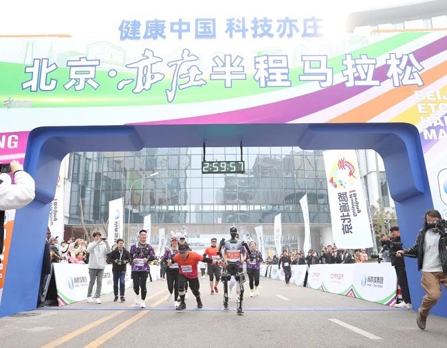 Robot sprints to finish line at 2024 Beijing E-Town Half Marathon